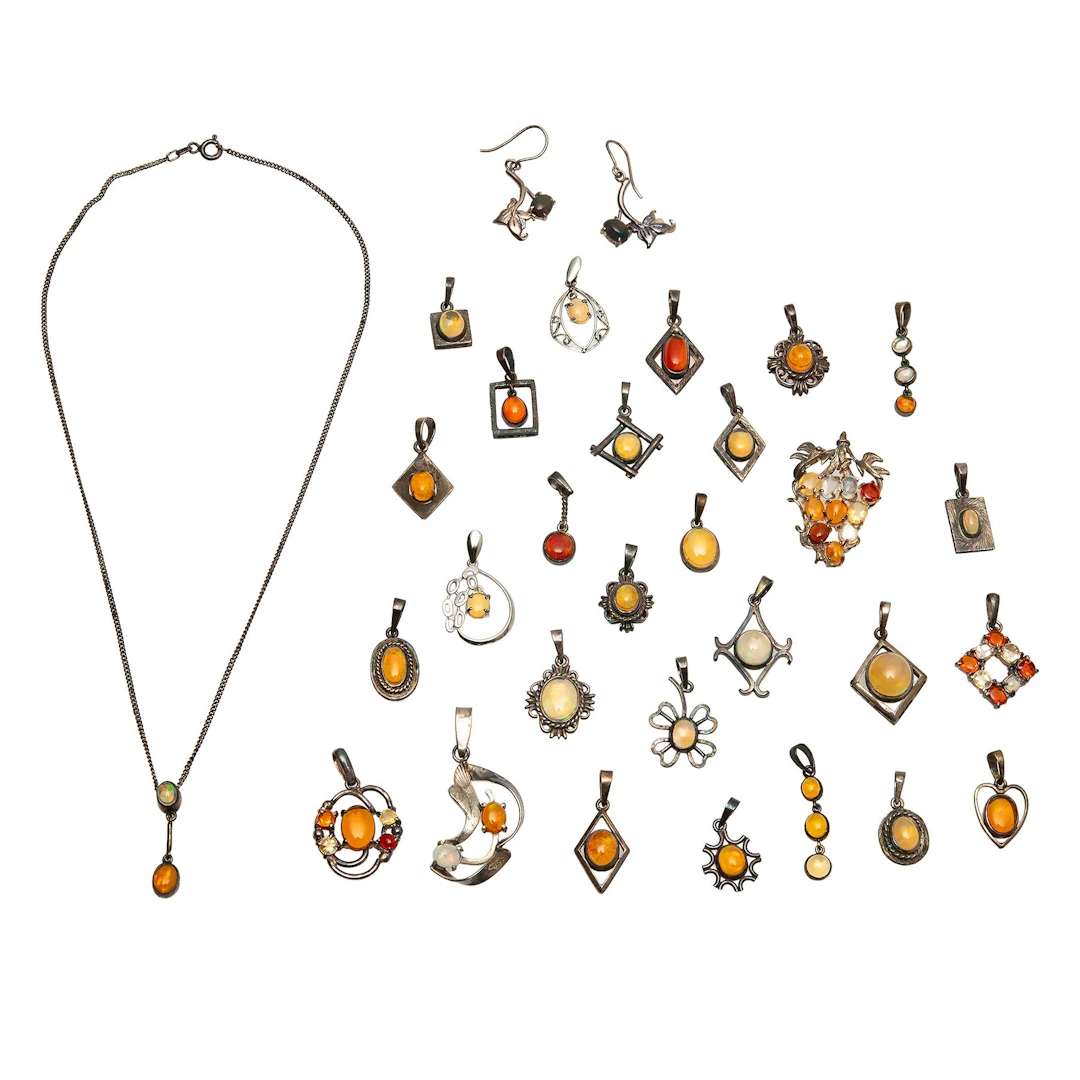 GARGANTILLA, PENDIENTES, PENDIENTE/PRENDEDOR Y ARETES CON ÓPALOS EN PLATA