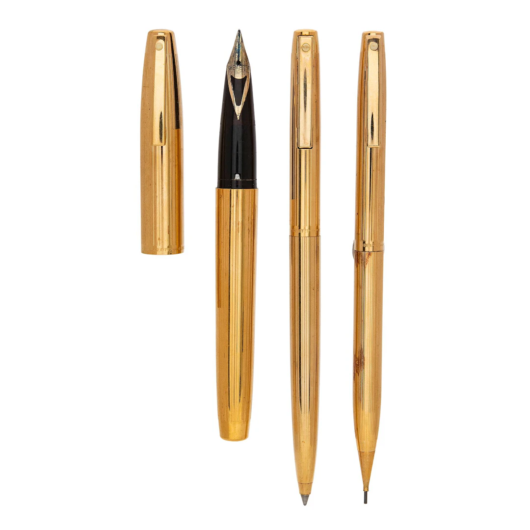 TRES ARTICULOS DE ESCRITURA SHEAFFER EN METAL DORADO