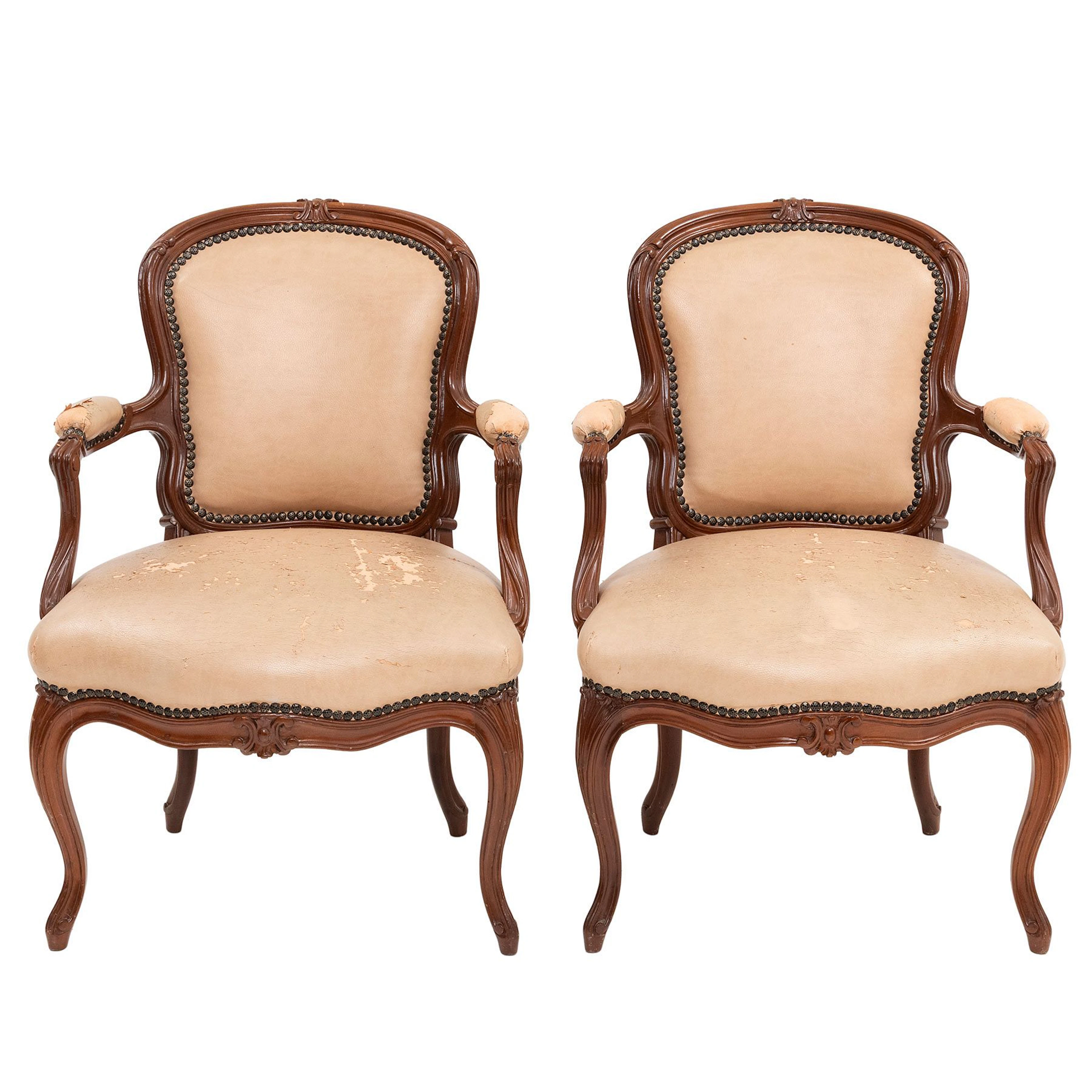 PAR DE SILLONES, SXX. Estilo Luis XV. Estructura de madera. Respaldos