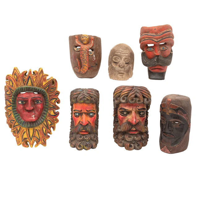 LOTE DE MÁSCARAS DECORATIVAS. SXX. Talla en madera, decoración policromada;