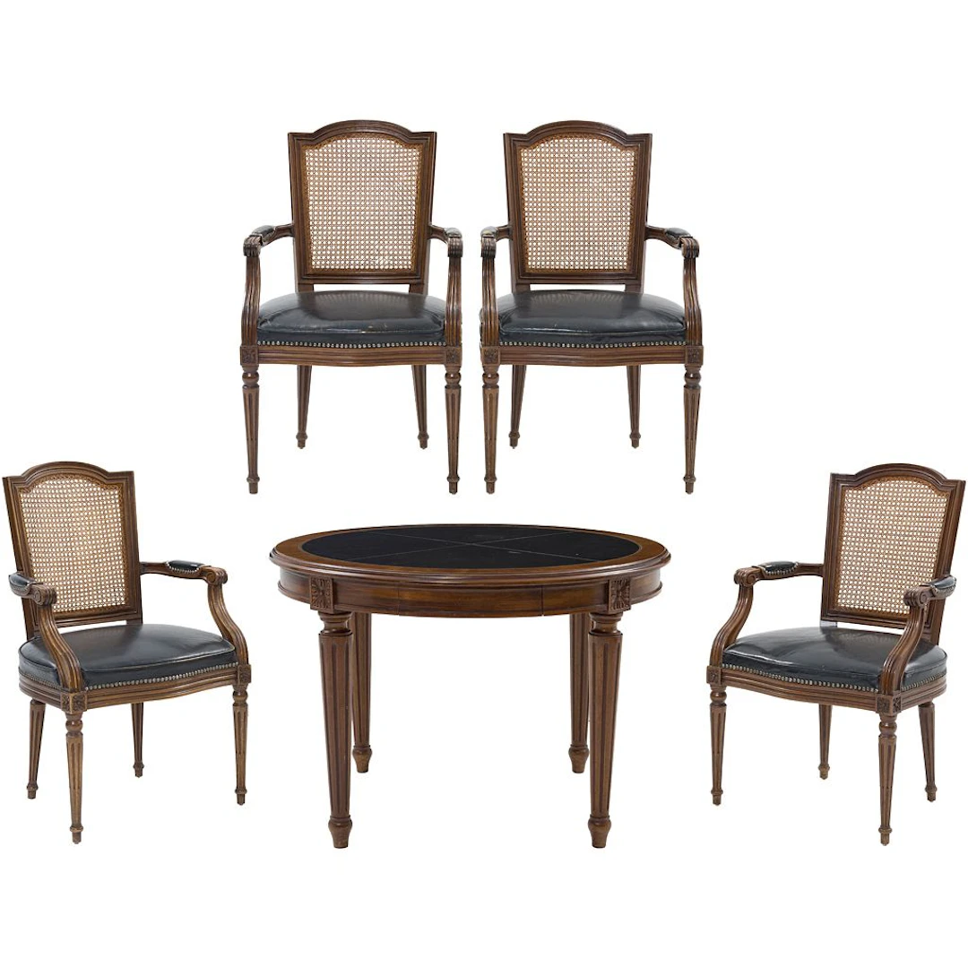 MESA DE JUEGO CON CUATRO SILLAS MÉXICO, SIGLO XX. En madera tallada