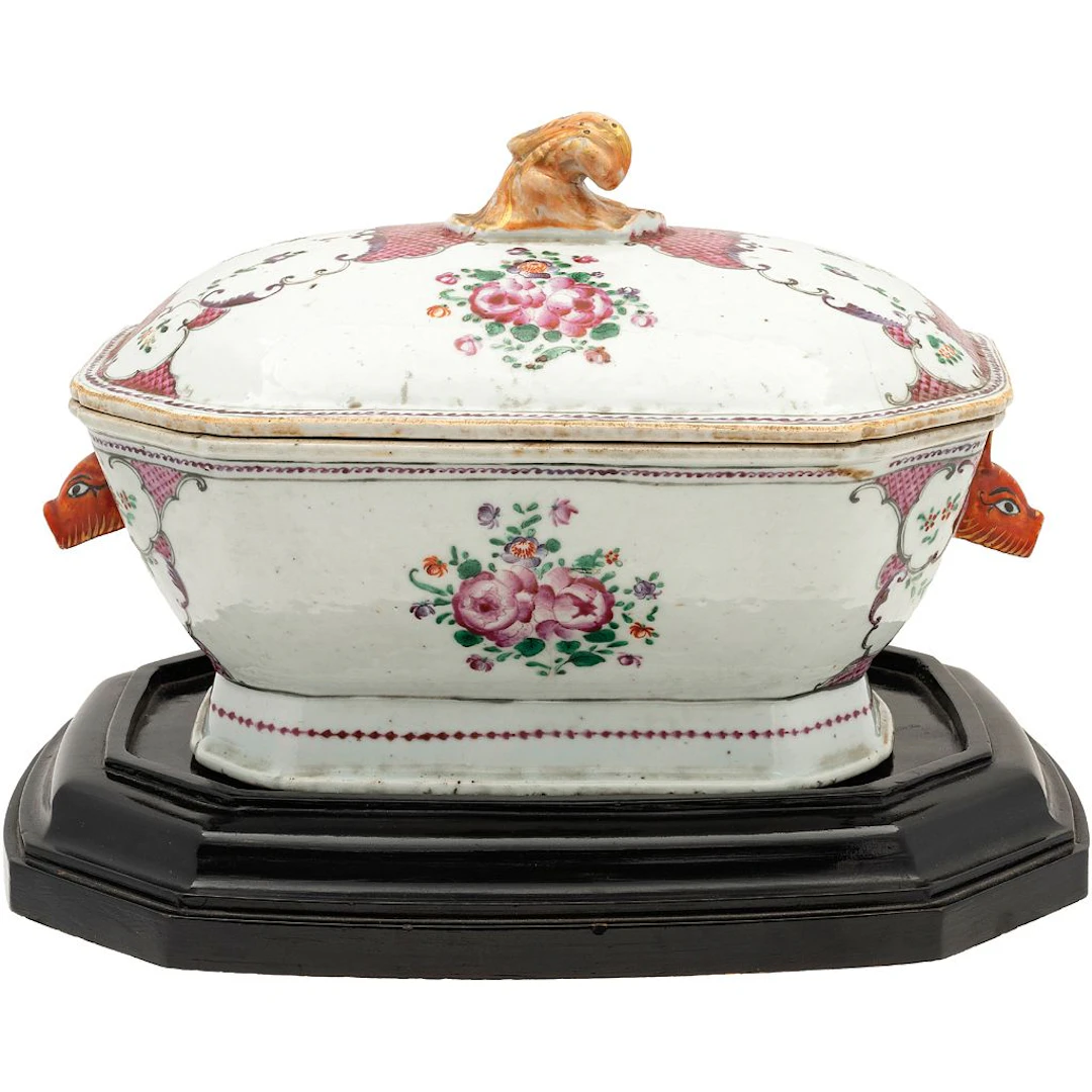 SOPERA CHINA, MEDIADOS DEL SIGLO XVIII. En porcelana de COMPAÑÍA DE