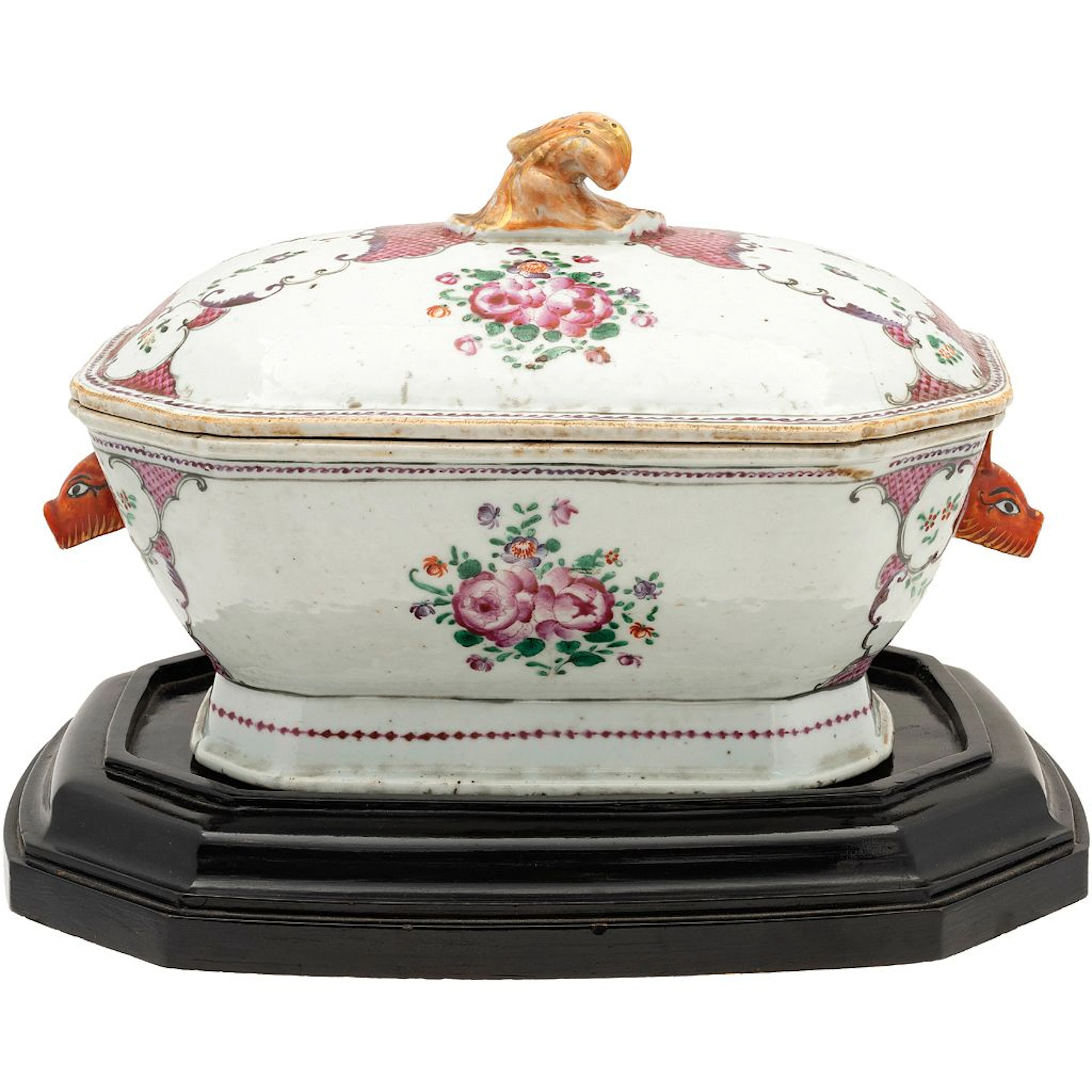 SOPERA CHINA, MEDIADOS DEL SIGLO XVIII. En porcelana de COMPAÑÍA DE