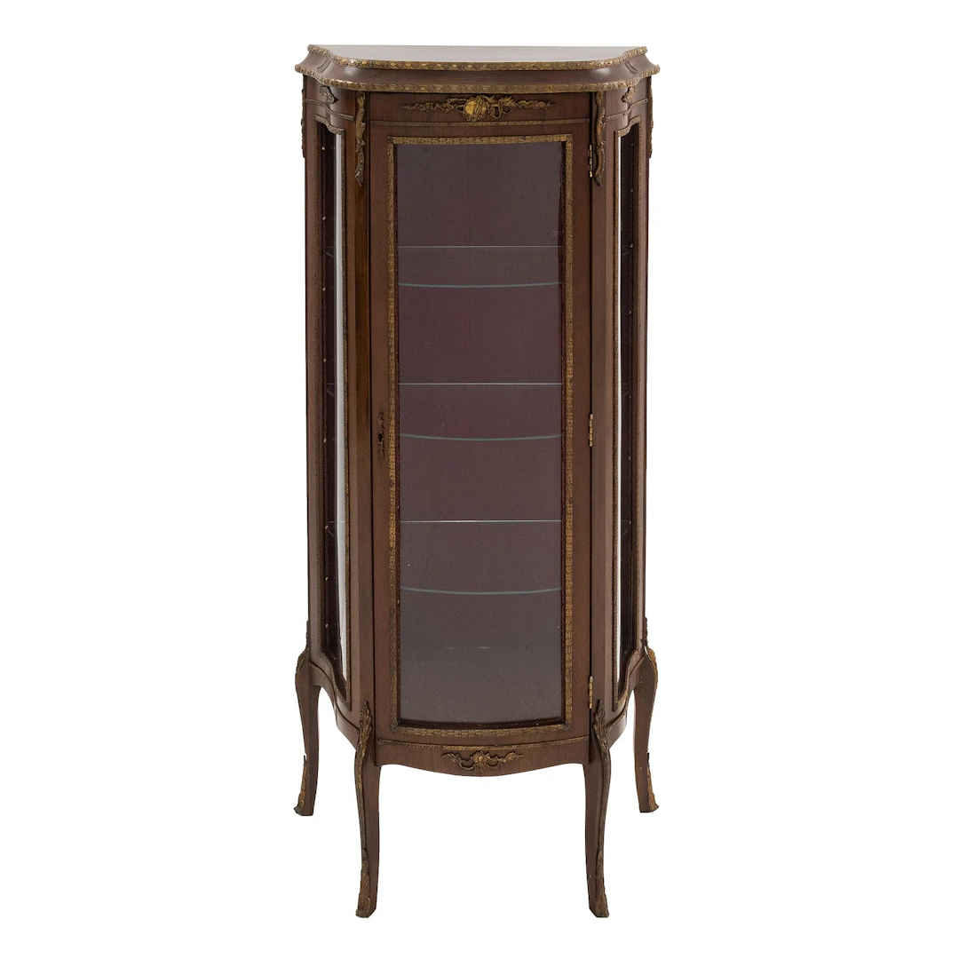 VITRINA, ORIGEN EUROPEO, SXX. Estilo Luis XV. En madera enchapada