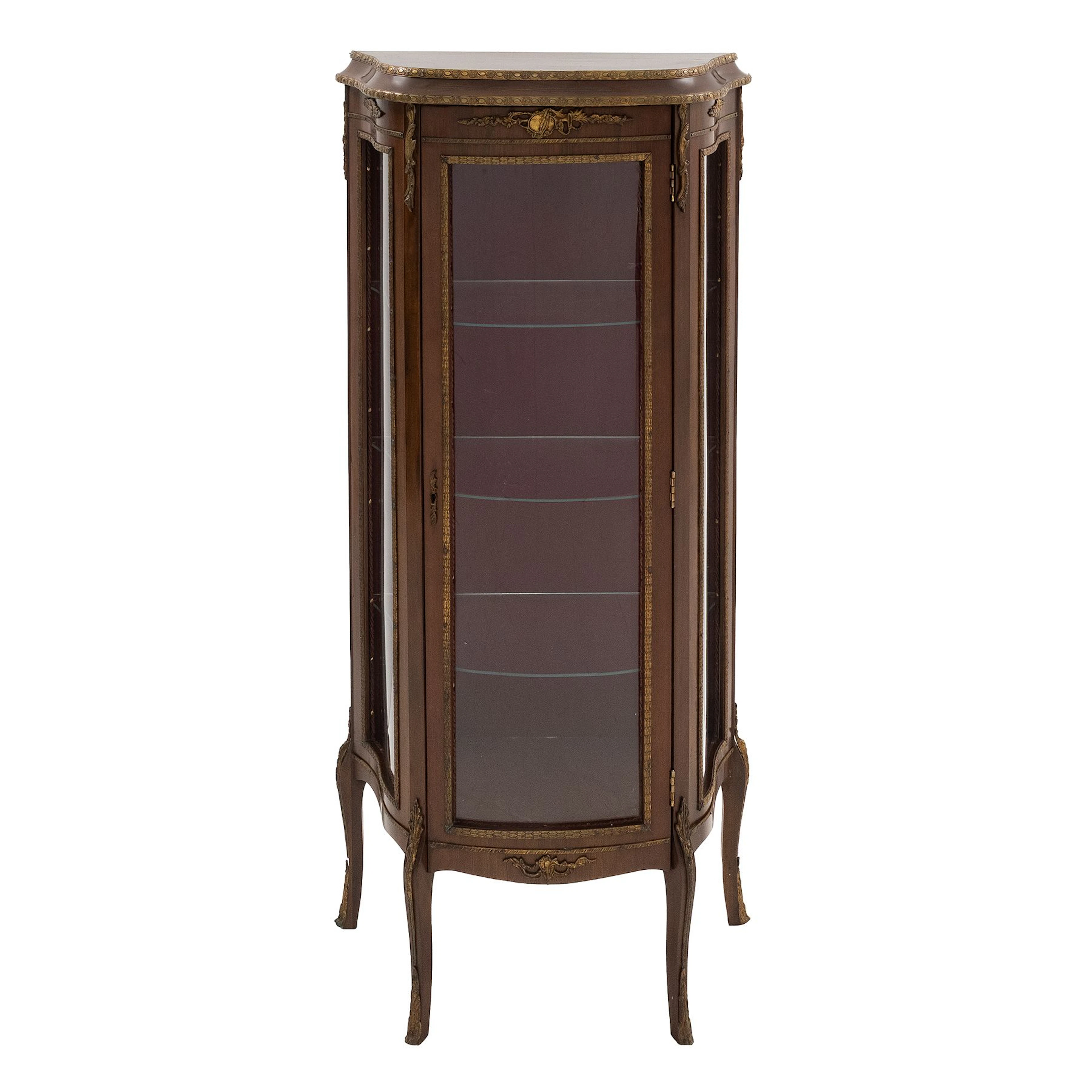 VITRINA, ORIGEN EUROPEO, SXX. Estilo Luis XV. En madera enchapada