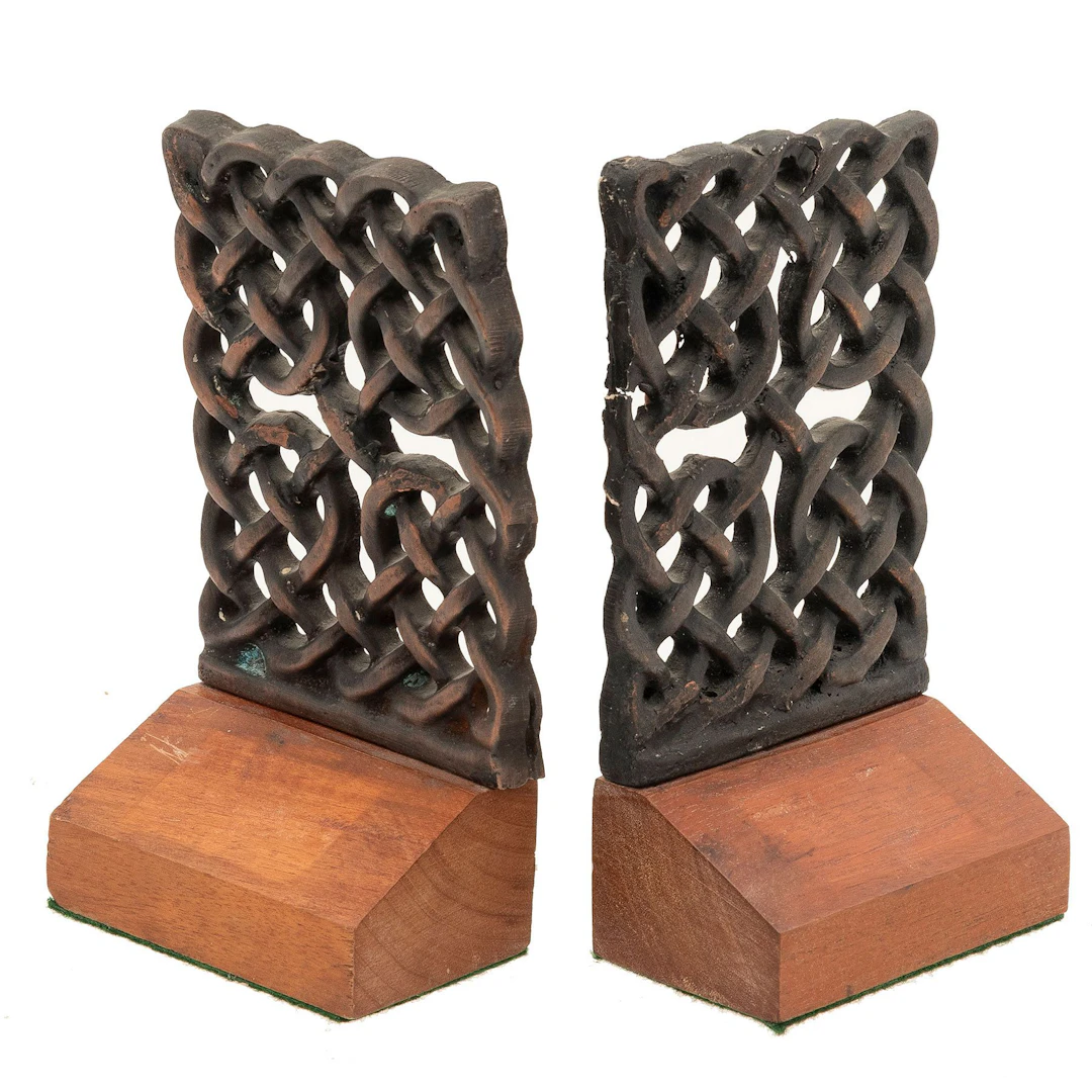 PAR DE SUJETALIBROS MÉXICO, SIGLO XX Fundición en metal y madera Decorados