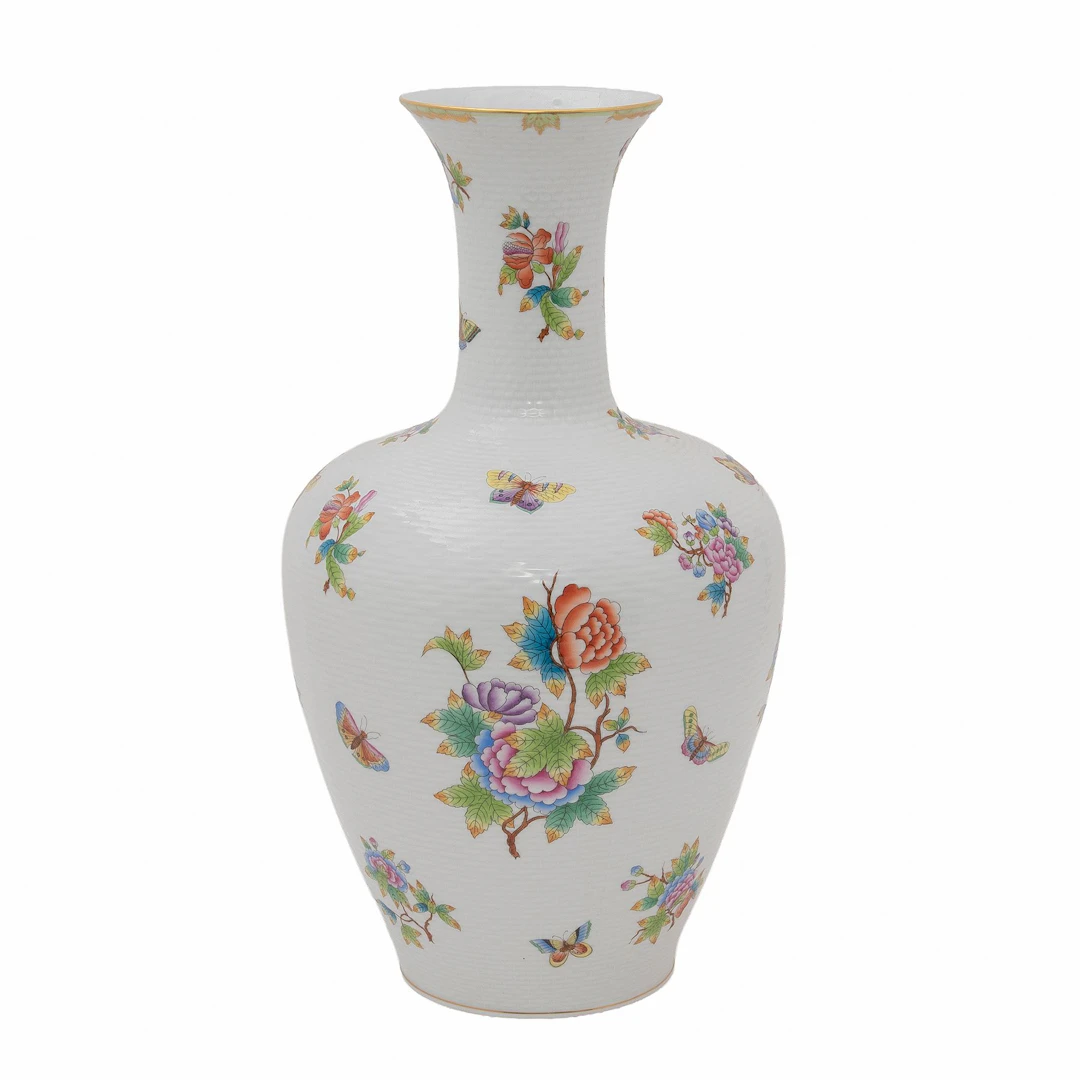 FLORERO HUNGRÍA, SXX Elaborado en porcelana policromada con filos