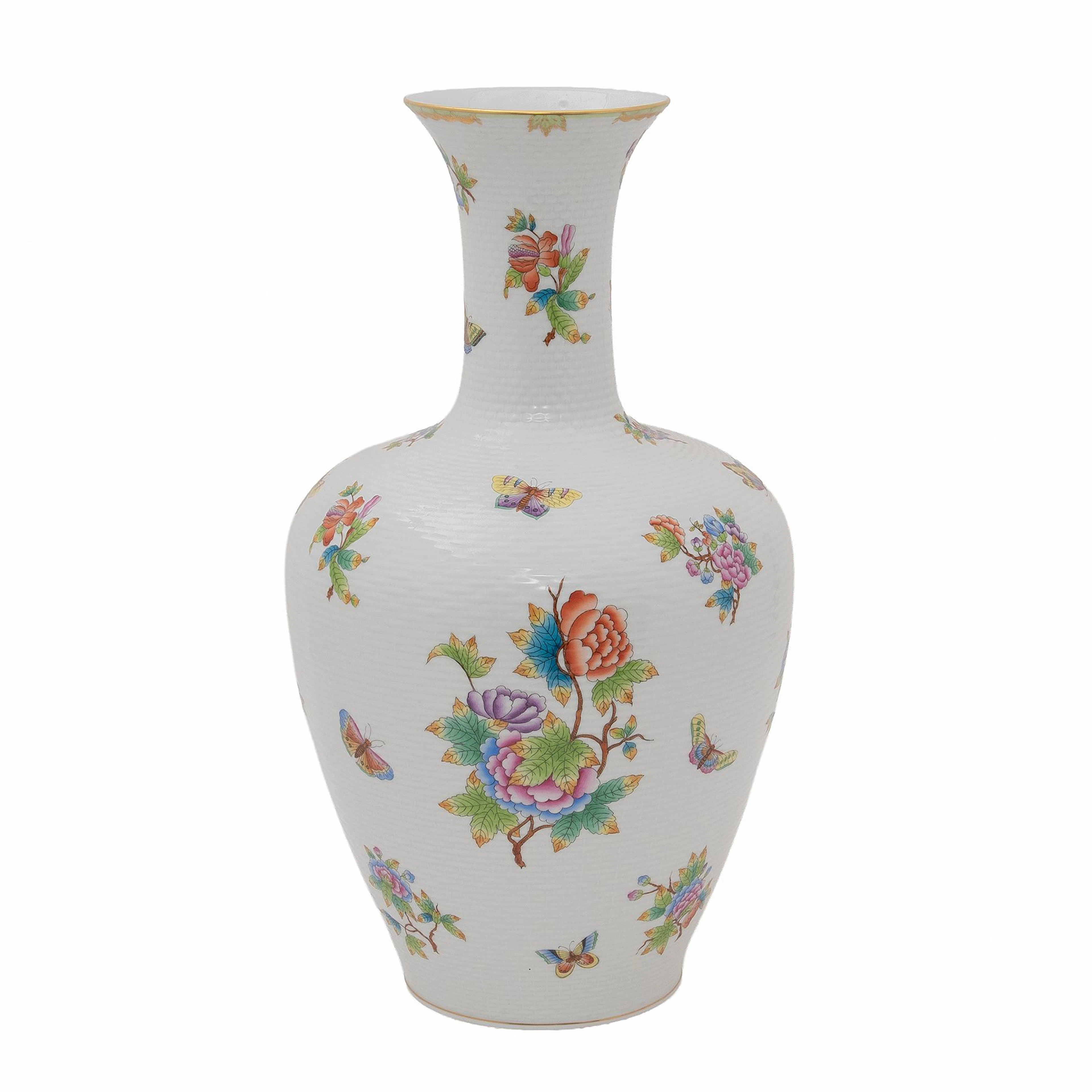 FLORERO HUNGRÍA, SXX Elaborado en porcelana policromada con filos