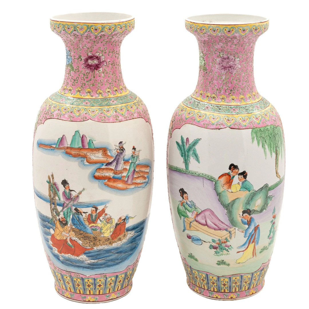 PAR DE JARRONES CHINA, SIGLO XX Elaborados en porcelana policromada