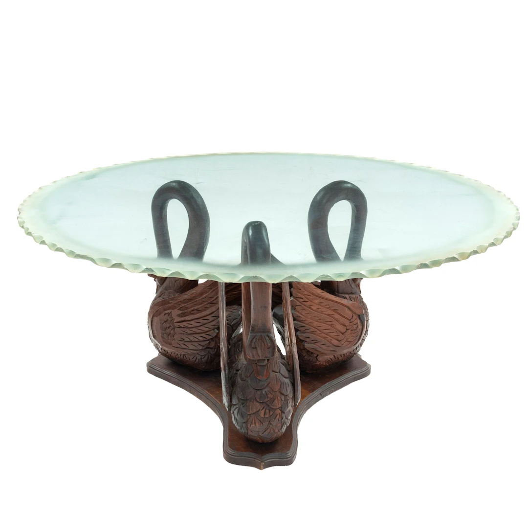 MESA DE ANTECOMEDOR, SXX. En madera tallada y laqueada. Cubierta circular
