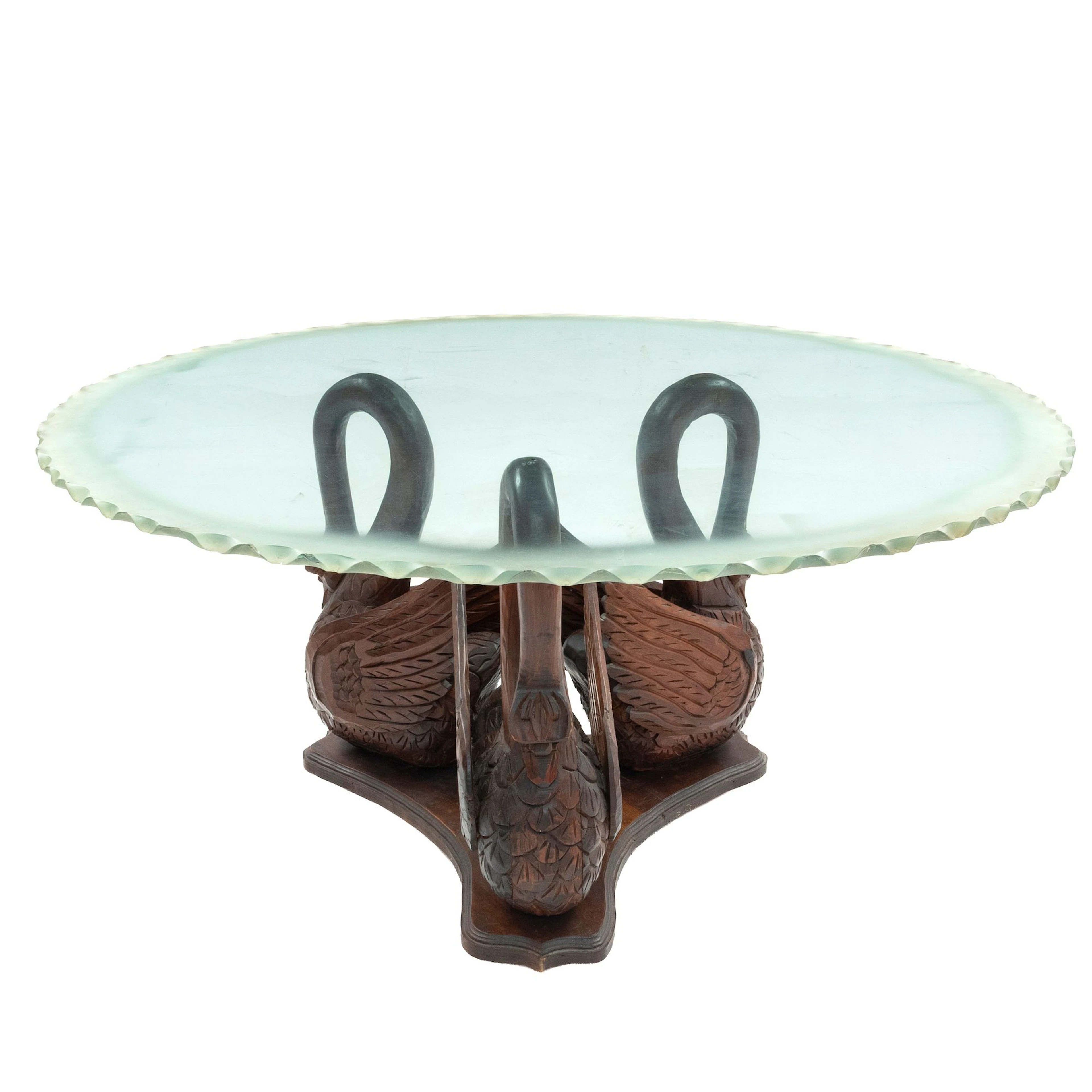MESA DE ANTECOMEDOR, SXX. En madera tallada y laqueada. Cubierta circular