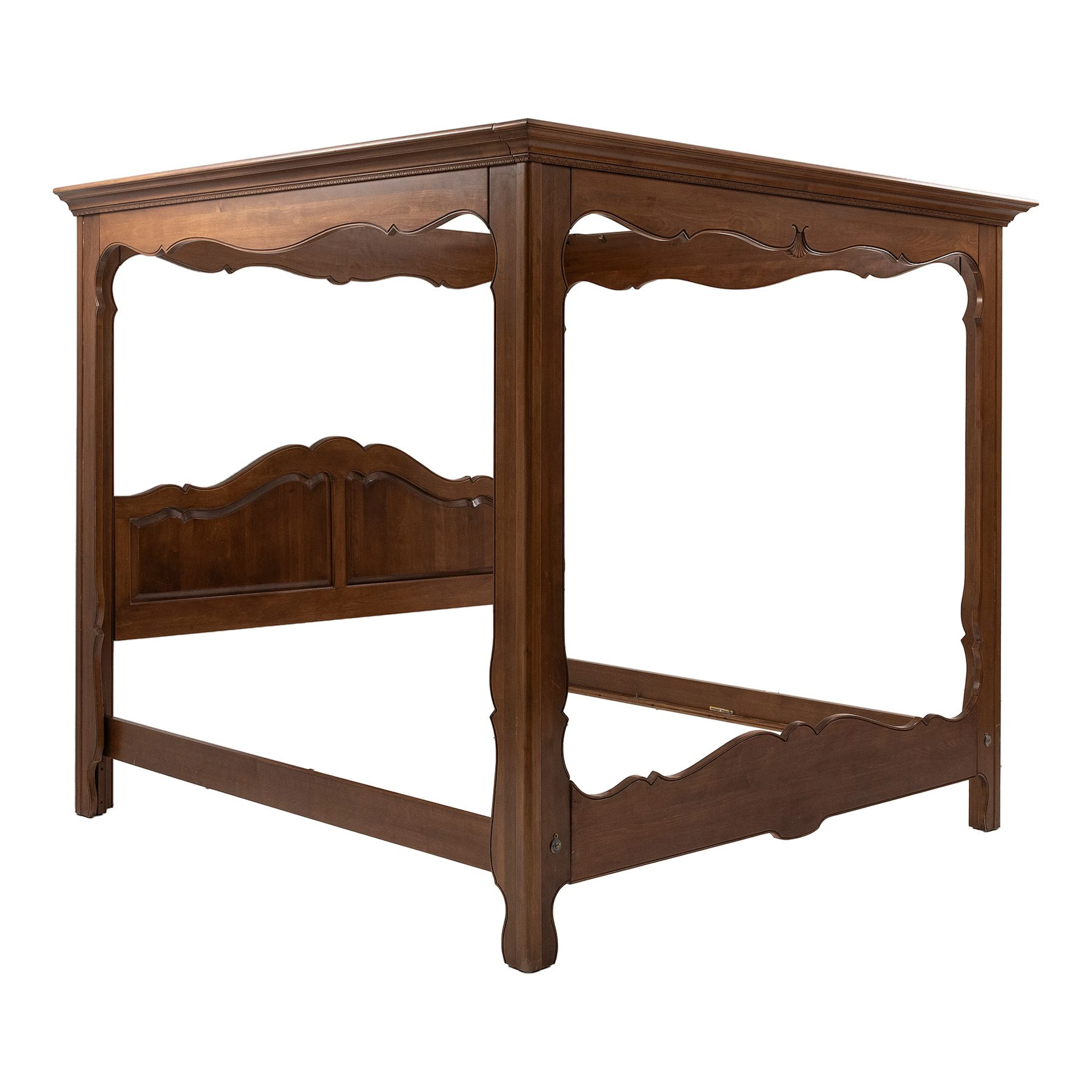 CAMA KING SIZE CON DOSEL, SXX. En madera laqueada. Consta de: Cabecera