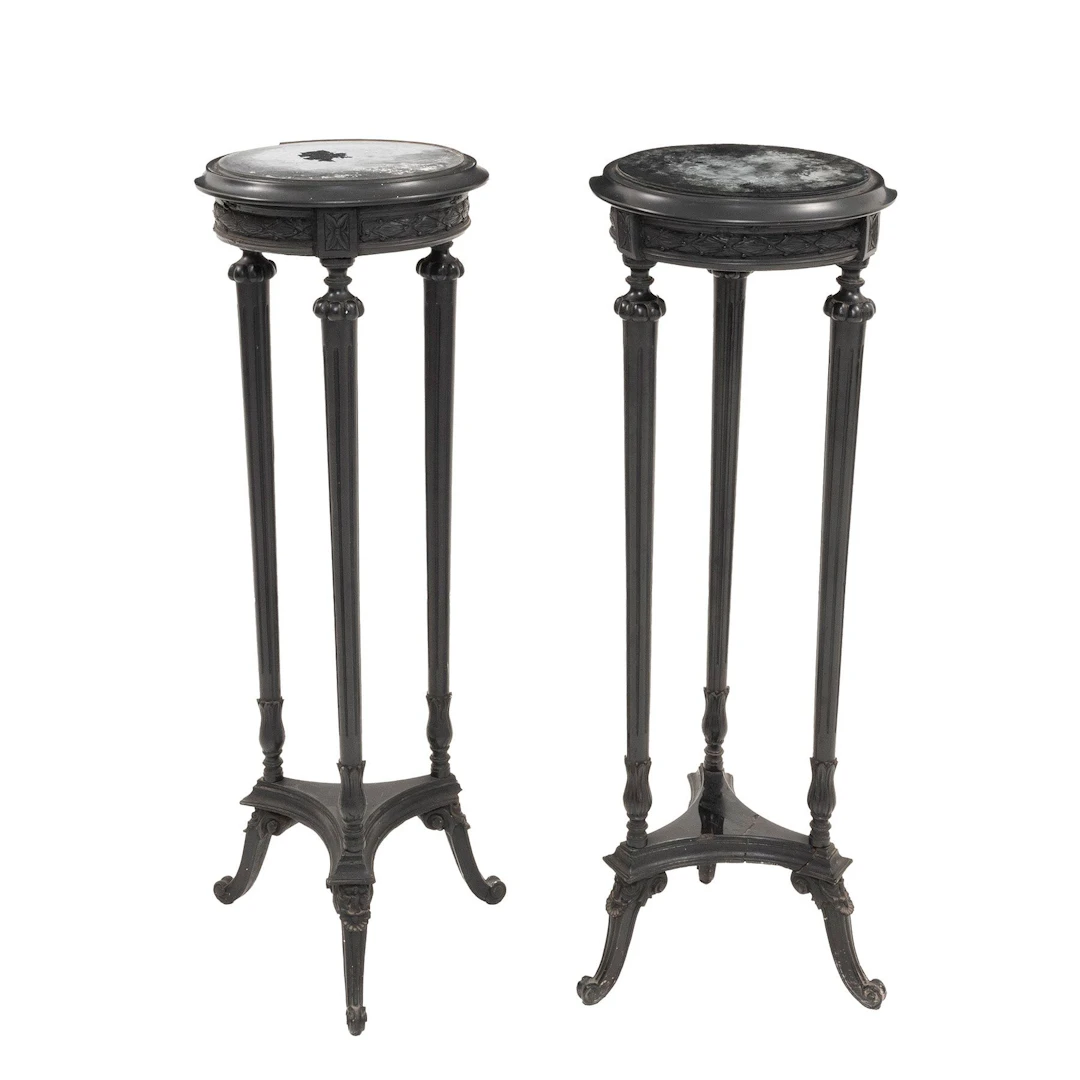 PAR DE PEDESTALES, SXX. Estilo Imperio. En madera ebonizada. Cubiertas