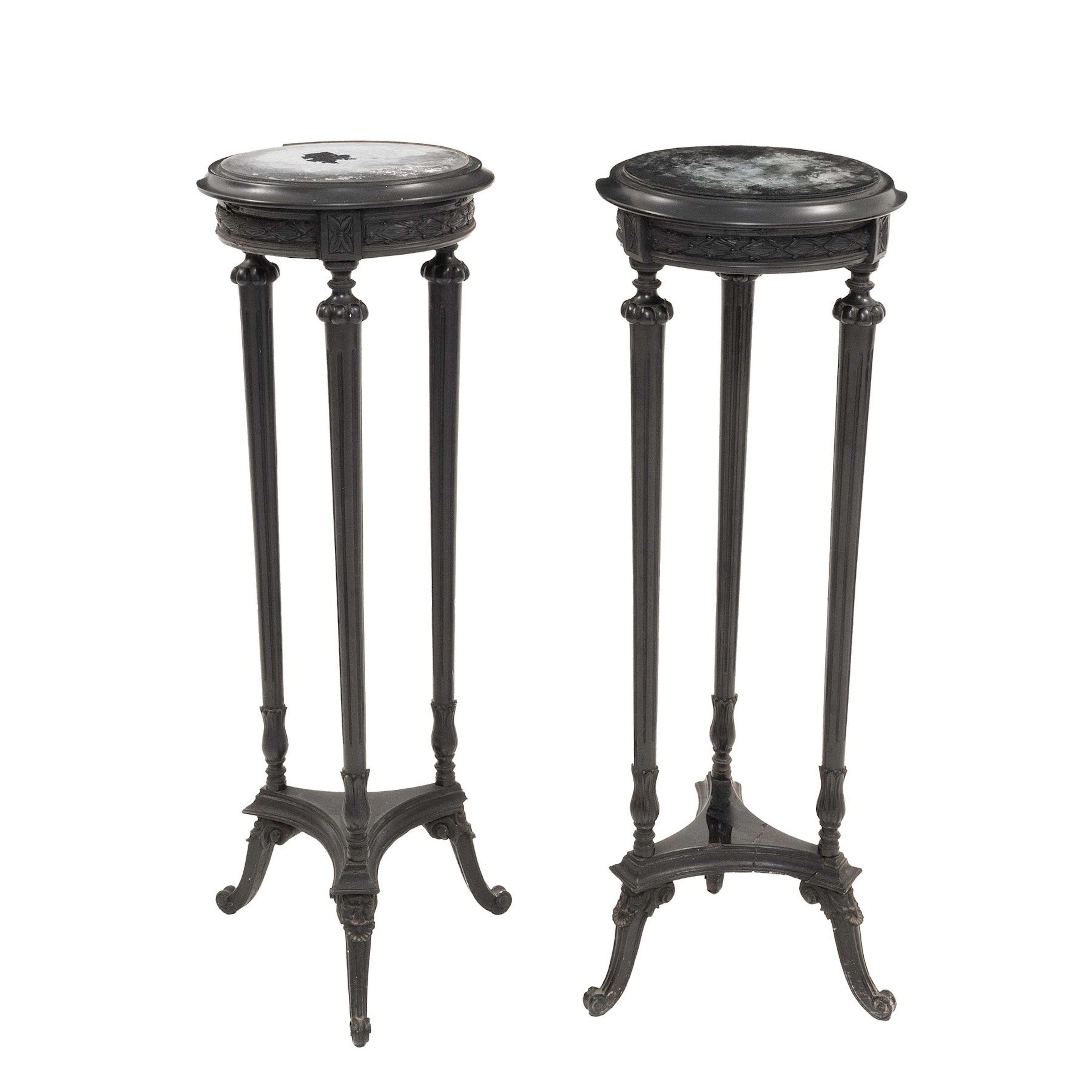 PAR DE PEDESTALES, SXX. Estilo Imperio. En madera ebonizada. Cubiertas