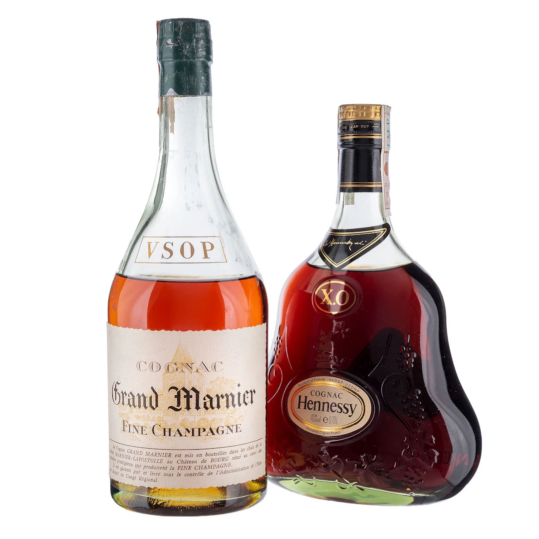 Par de Cognacs: A) Hennessy XO Cognac Francia B) Grand Marnier Cognac