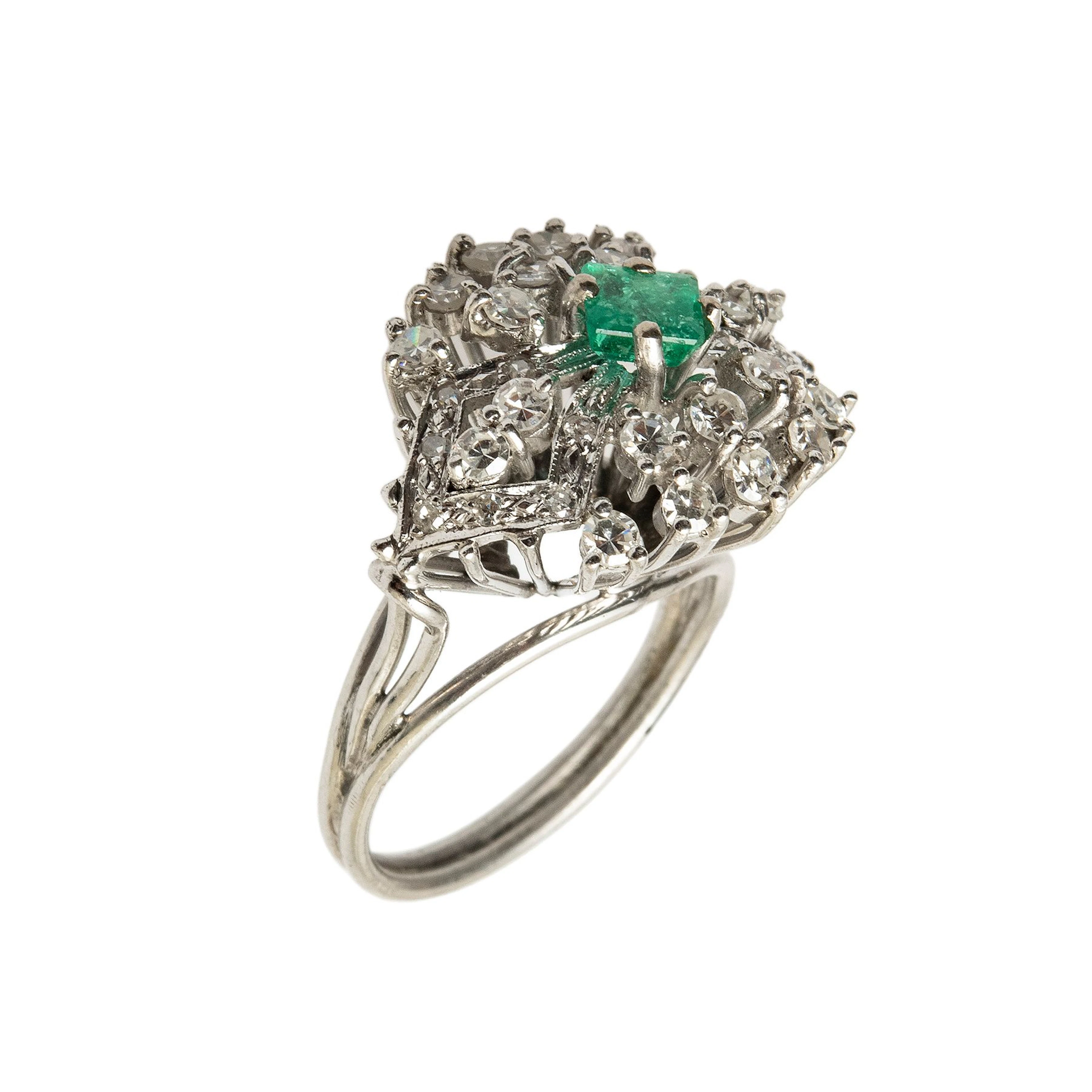 ANILLO CON ESMERALDA Y DIAMANTES EN ORO BLANCO LEY BAJA