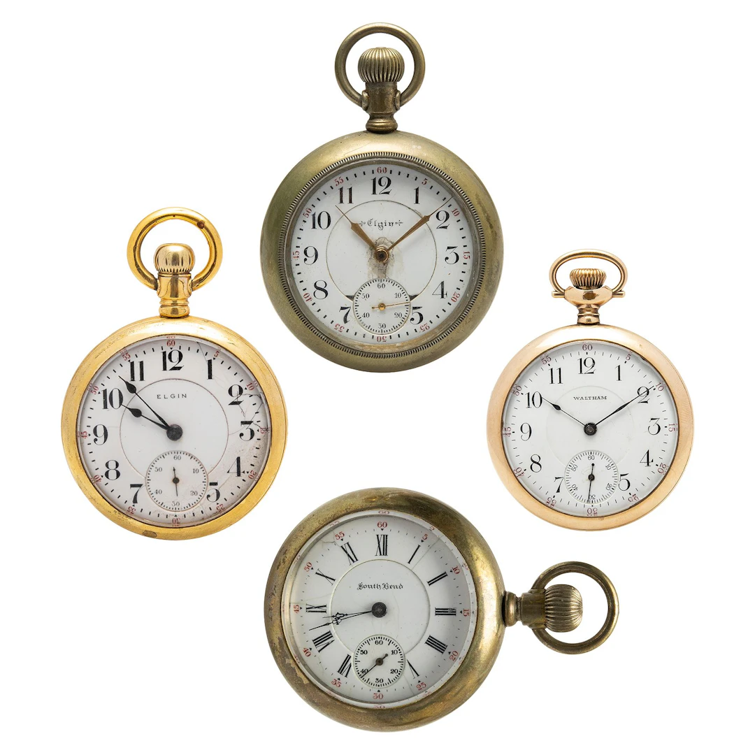 CUATRO RELOJES DE BOLSILLO EN METAL BASE, DORADO, MARCAS SOUTH BEND