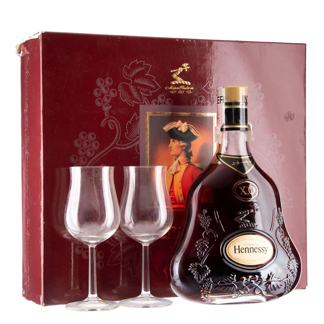 Hennesy XO Cognac Francia En estuche con 2 copas grabadas por la marca
