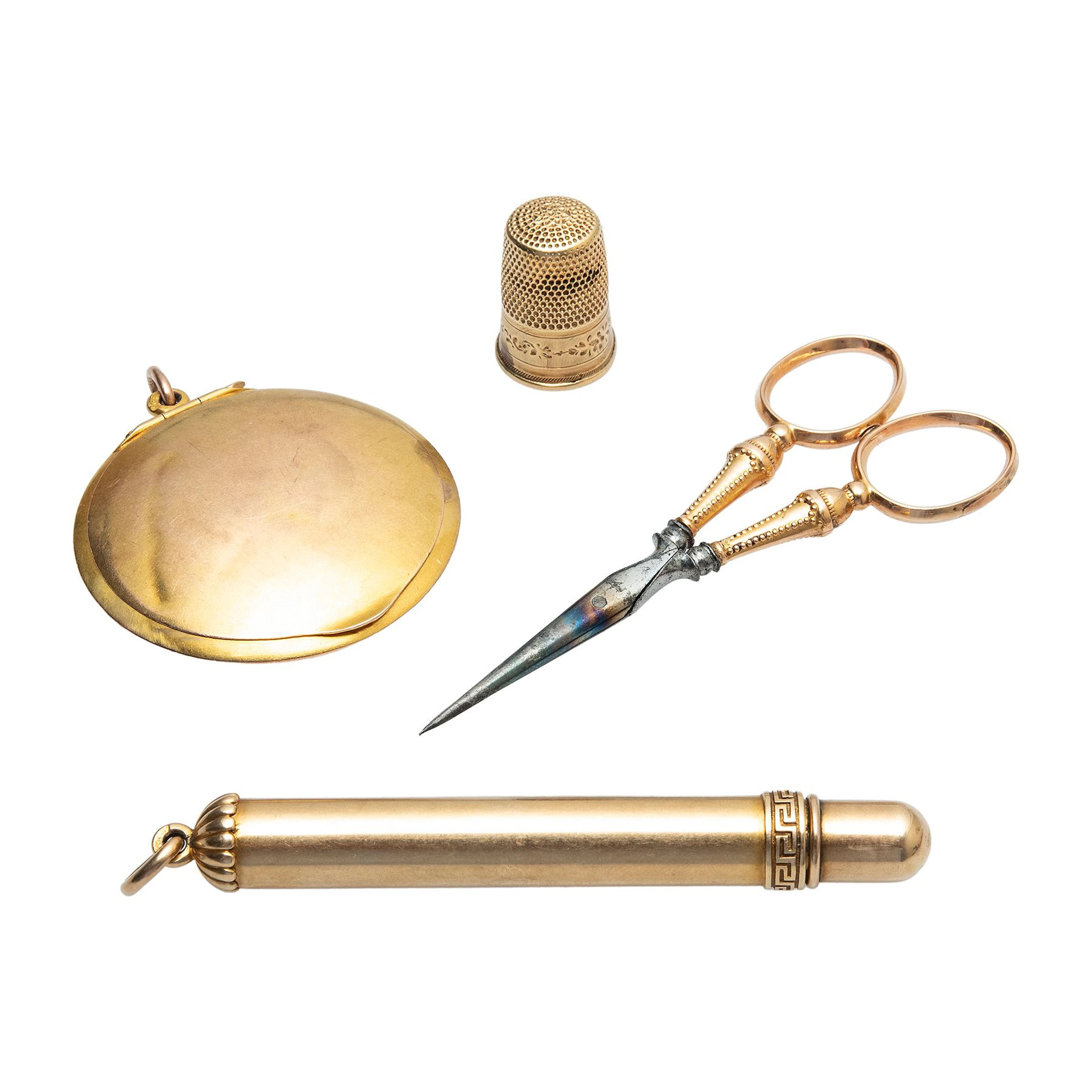 CUATRO ACCESORIOS PERSONALES EN ORO AMARILLO Y METAL BASE