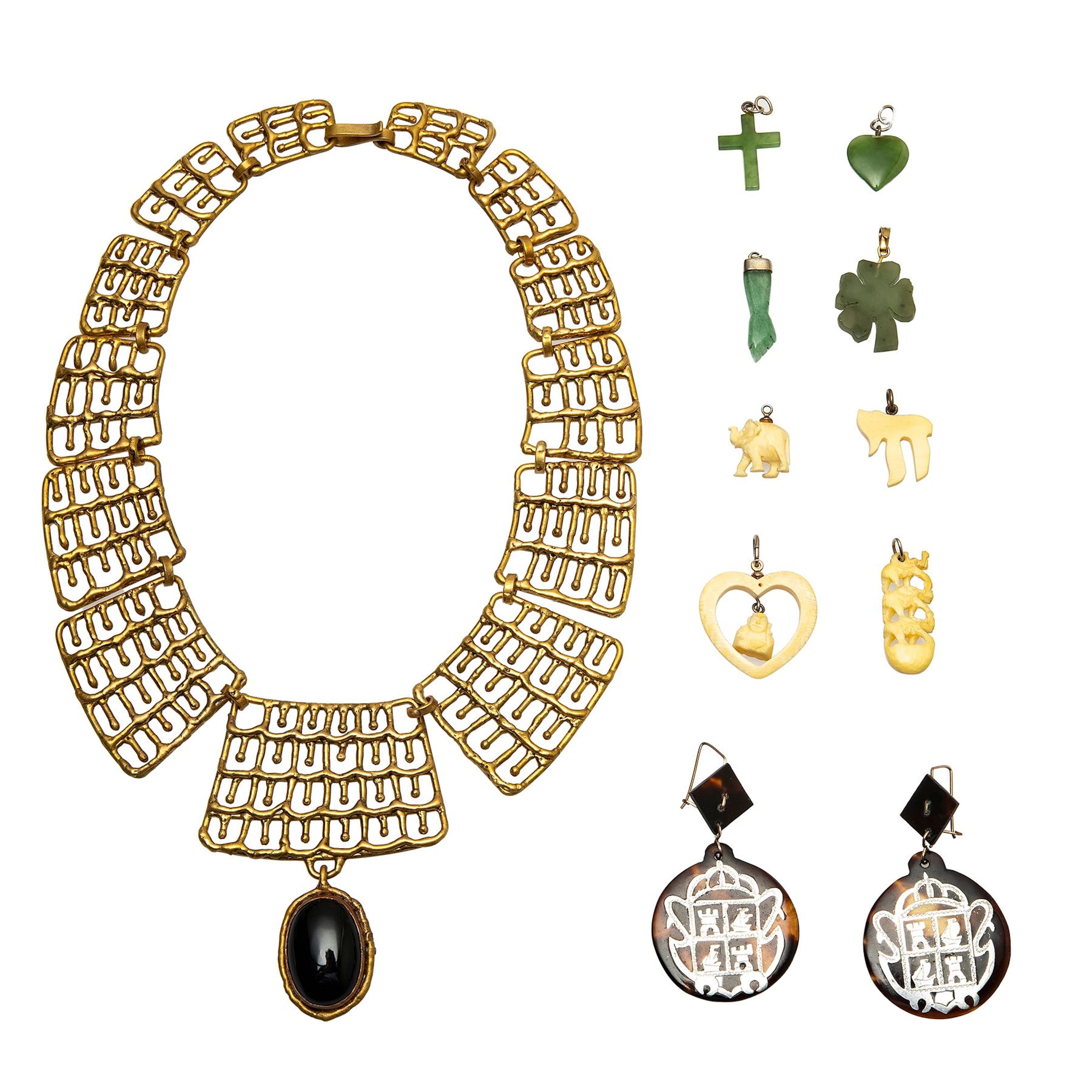NUEVE PIEZAS DE JOYERÍA, TALLA EN MARFIL, JADEITA, ÓNIX Y GEMAS SEMIPRECIOSAS
