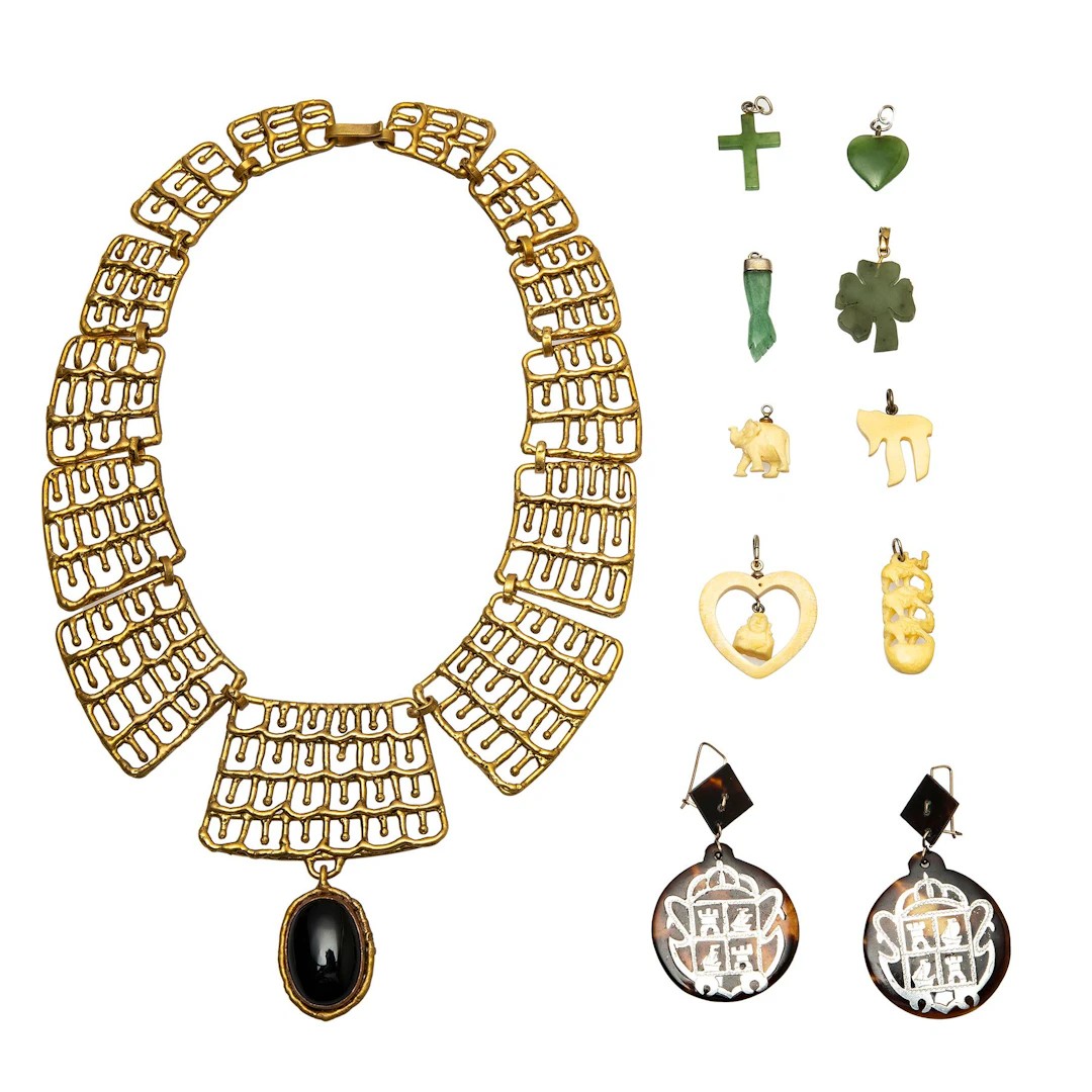NUEVE PIEZAS DE JOYERÍA, TALLA EN MARFIL, JADEITA, ÓNIX Y GEMAS SEMIPRECIOSAS