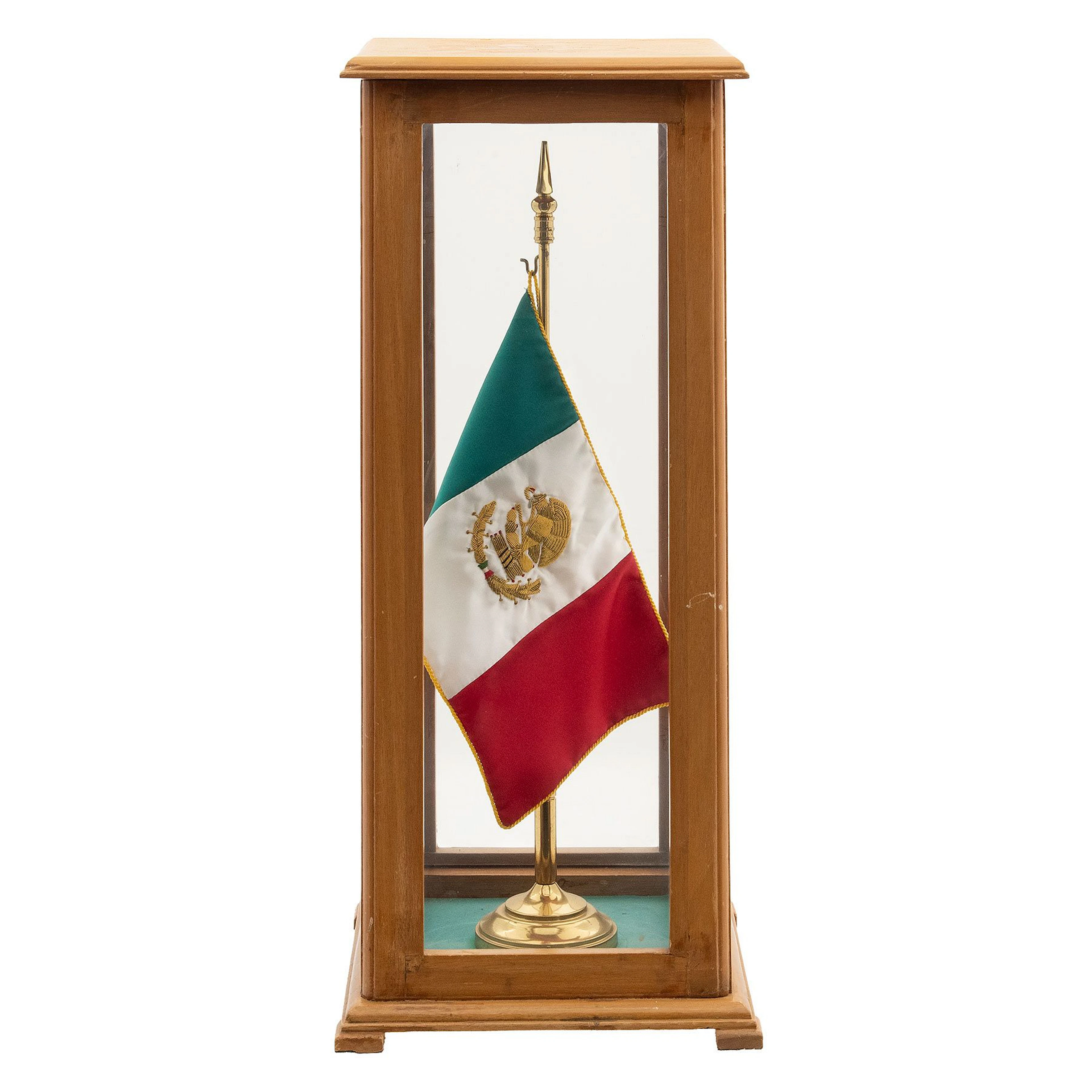 BANDERA DE MÉXICO PARA ESCRITORIO. SXX. Tela tricolor, escudos bordados;