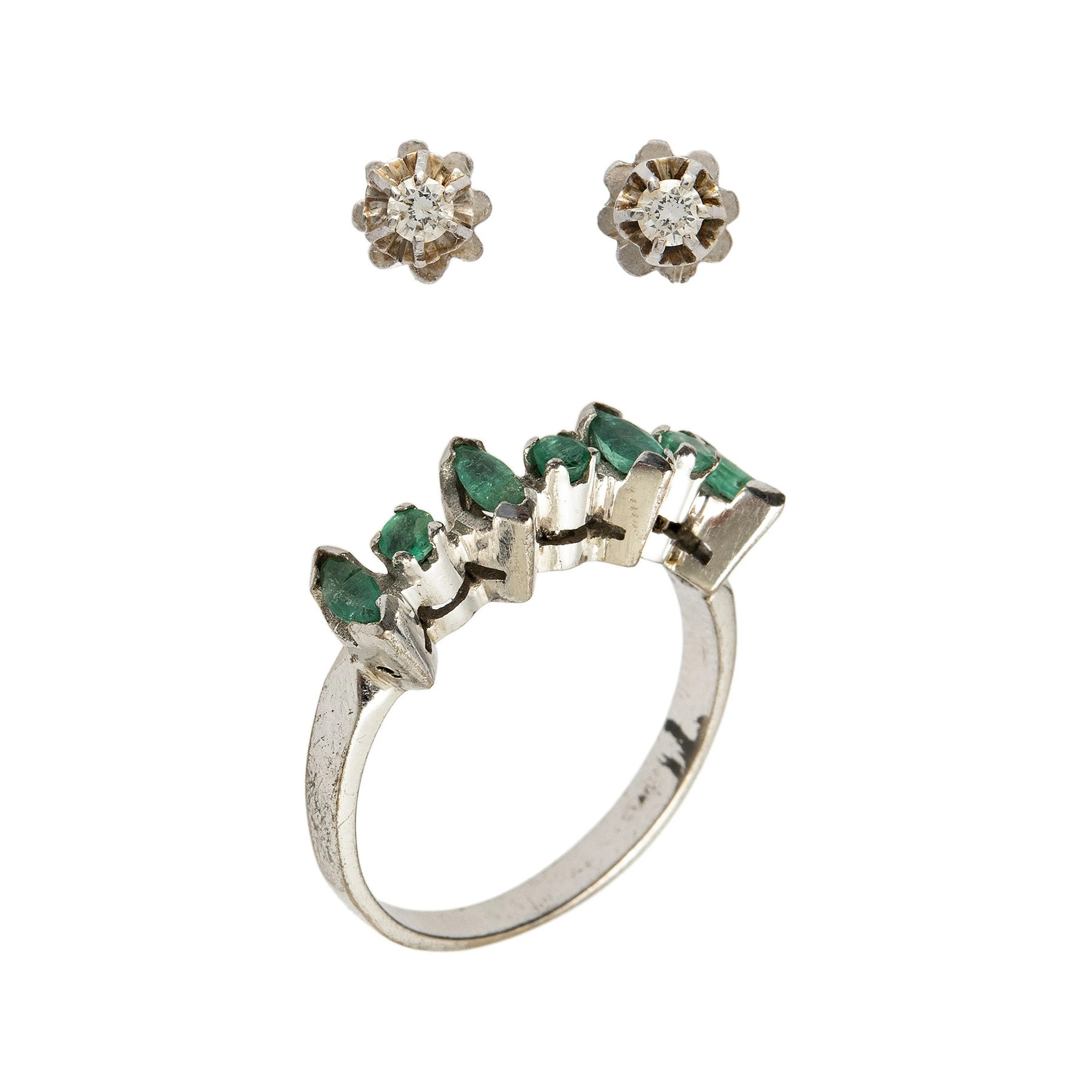 ANILLO Y PAR DE BROQUELES CON ESMERALDAS Y DIAMANTES EN PLATA PALADIO