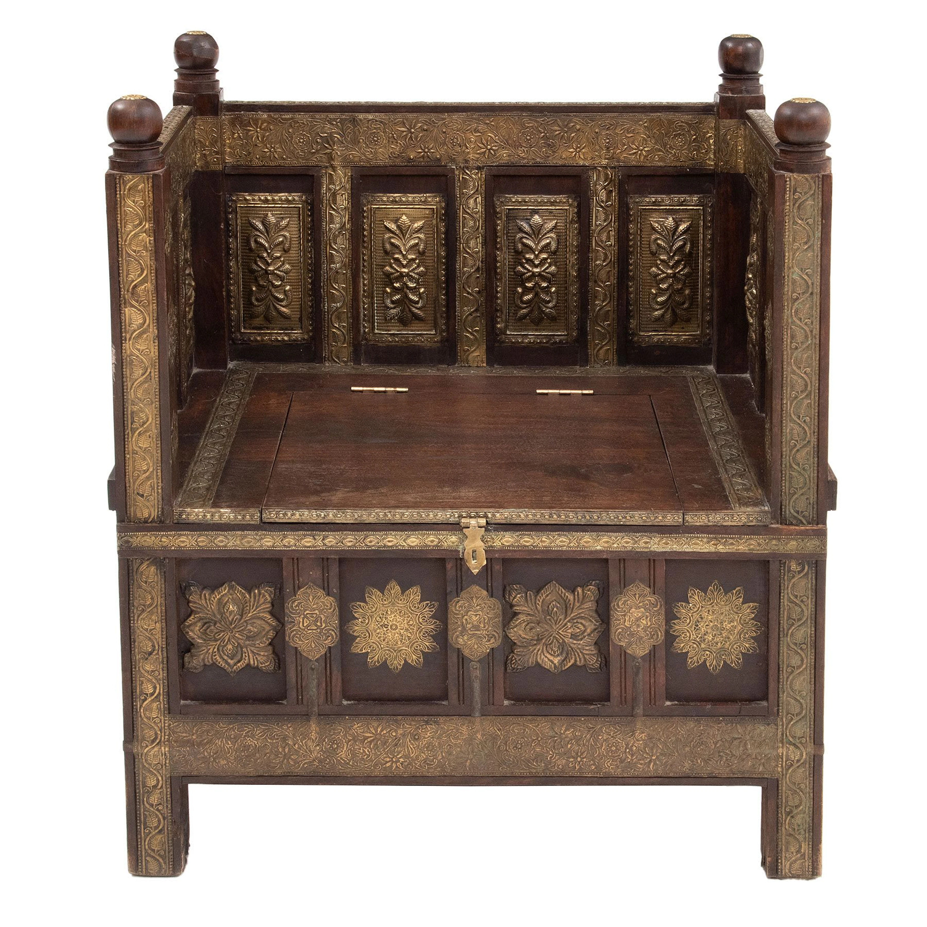 ESCAÑO, ORIGEN INDO-EUROPEO, SXX. En madera laqueada. Respaldo casetonado