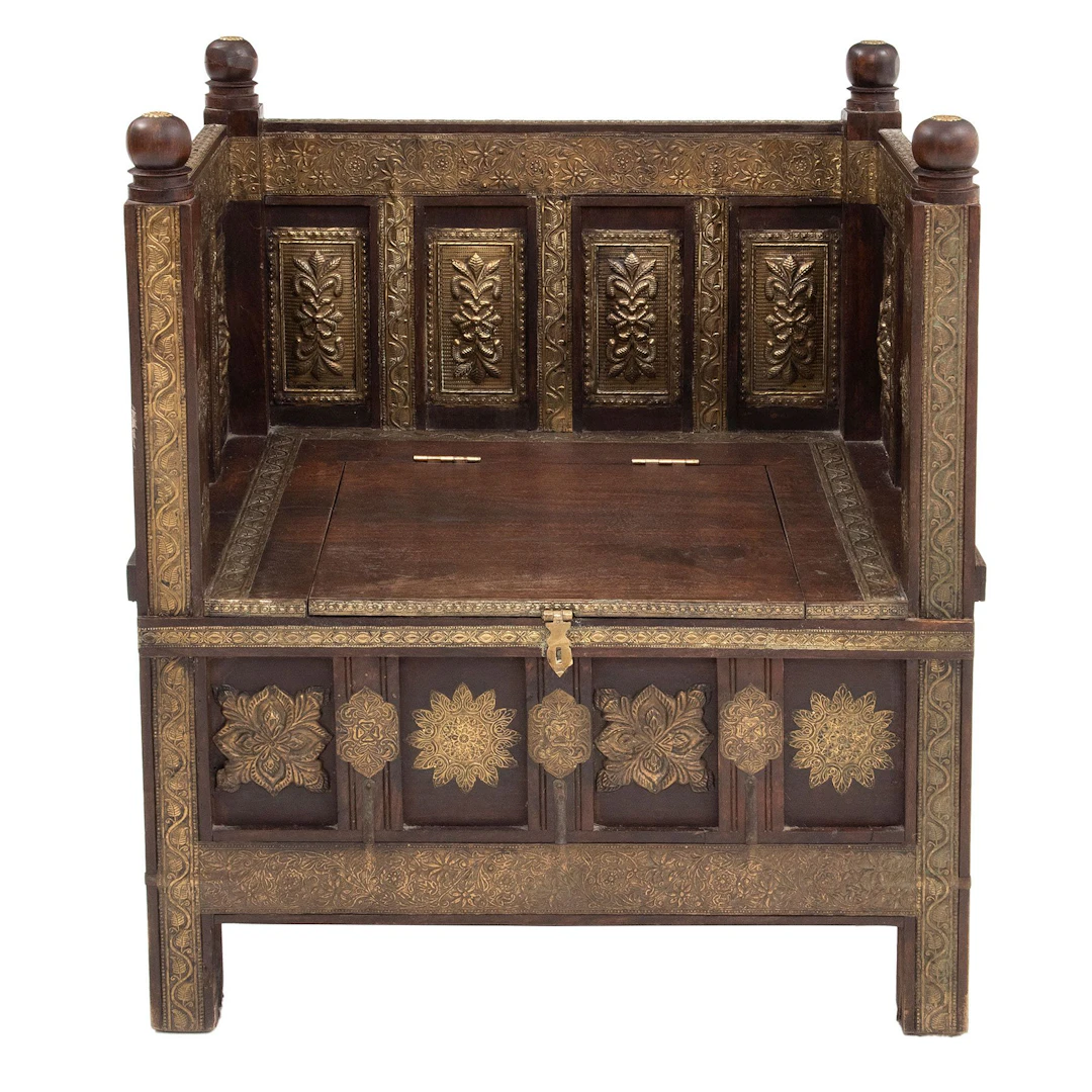 ESCAÑO, ORIGEN INDO-EUROPEO, SXX. En madera laqueada. Respaldo casetonado
