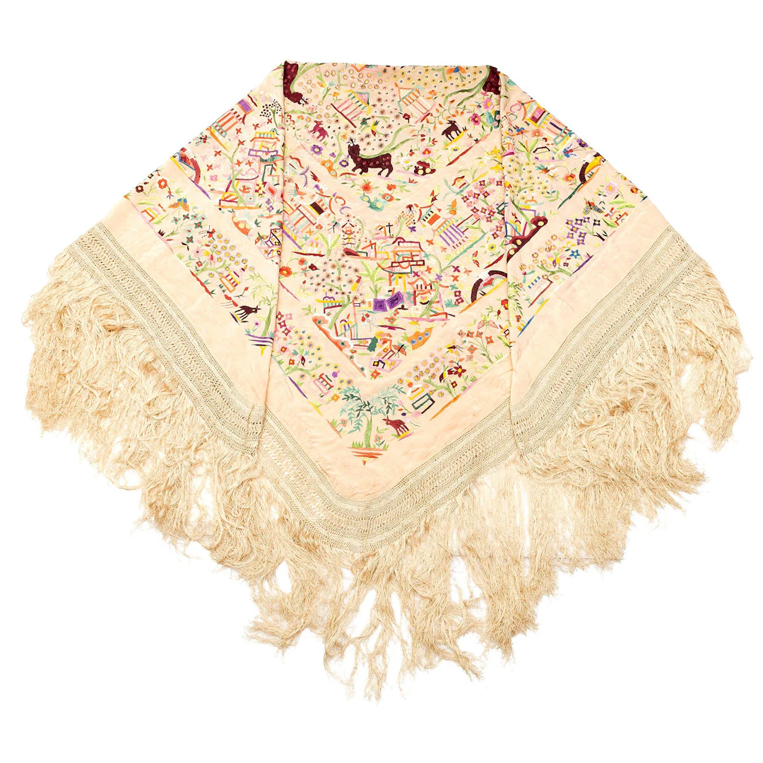 MANTÓN DE MANILA. SXX. Elaborado en textil beige. Decorado con motivos