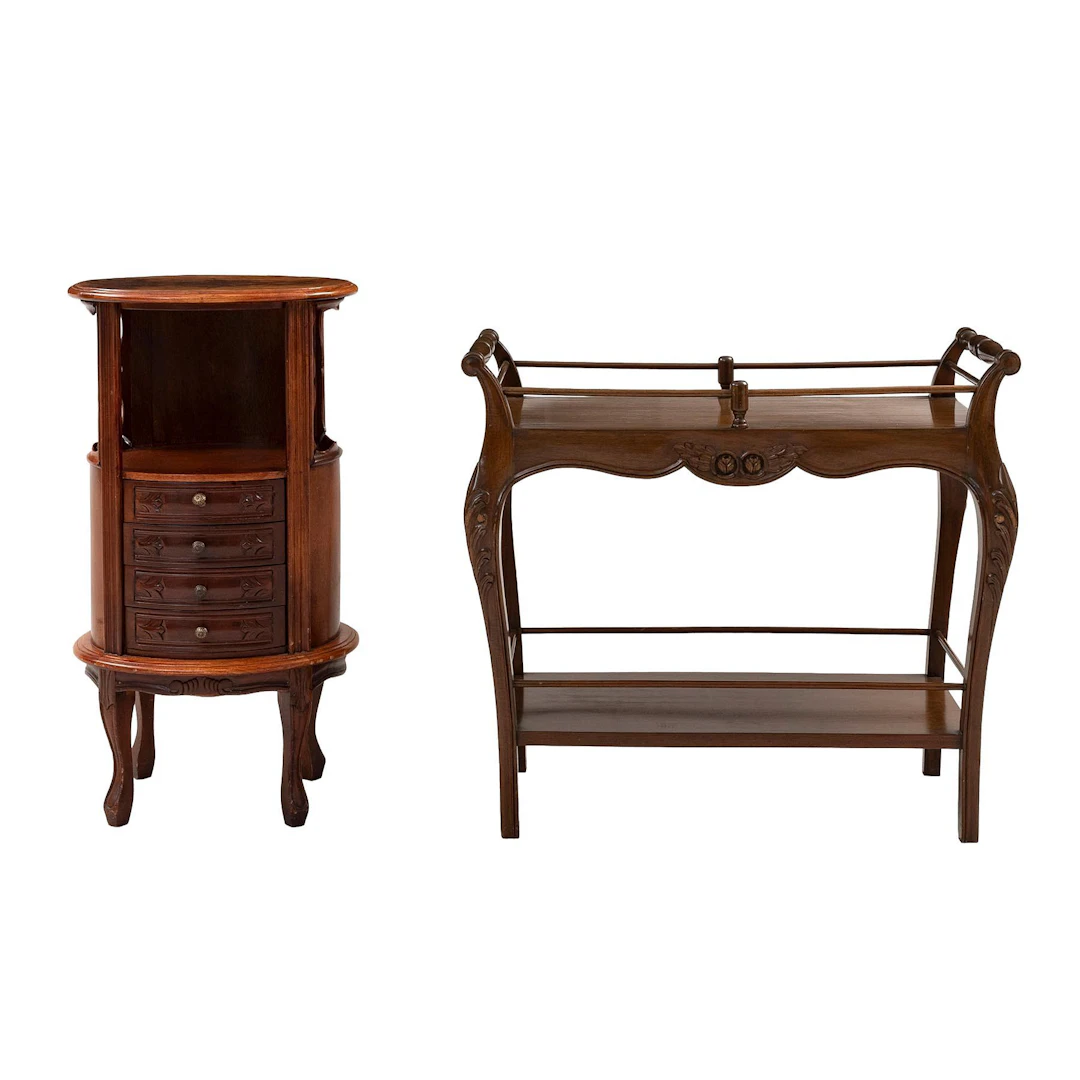 LOTE DE MESA DE NOCHE Y MESA AUXILIAR, SXX. En madera enchapada y