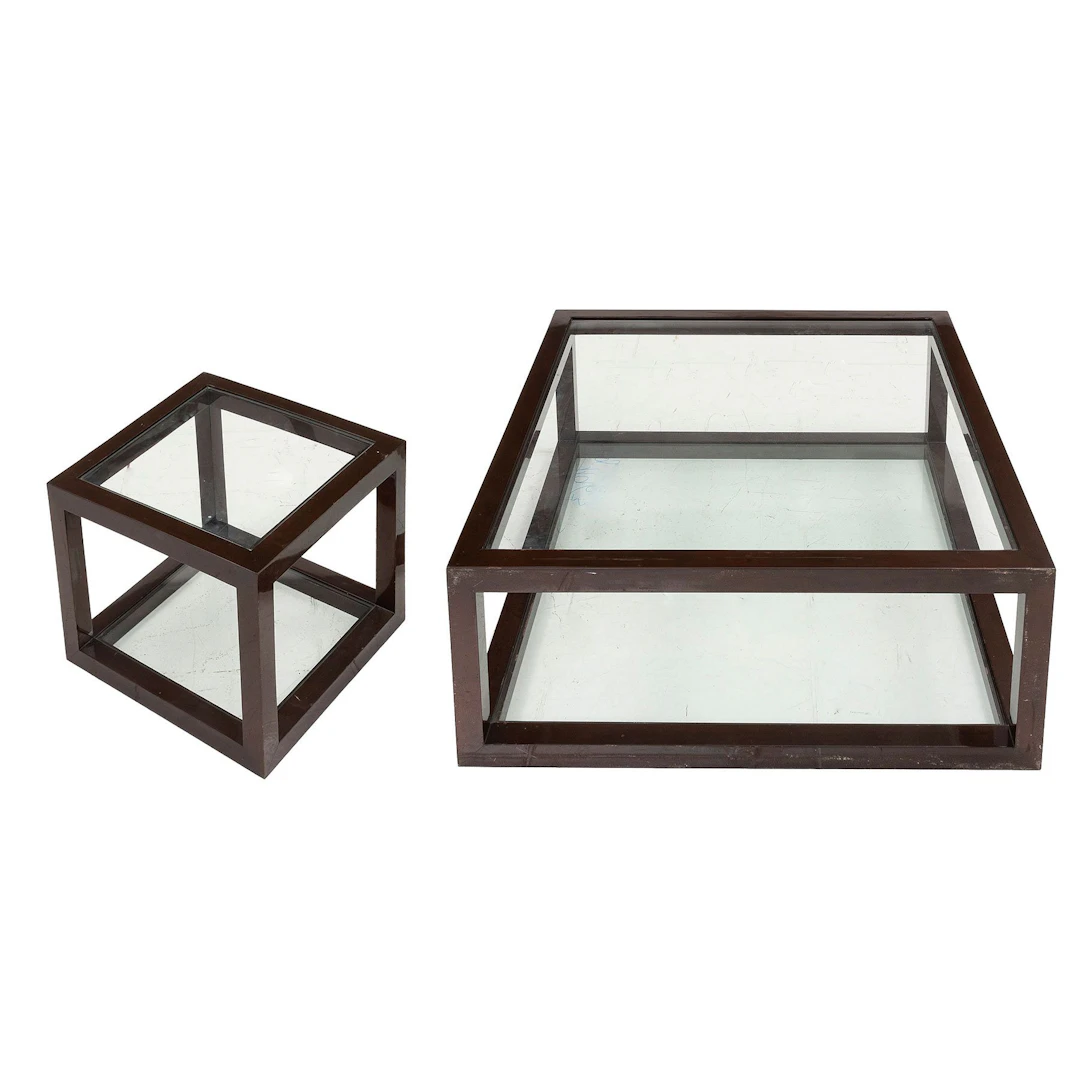 JUEGO DE MESA DE CENTRO Y LATERAL, SXX. Estructura en madera laqueada.