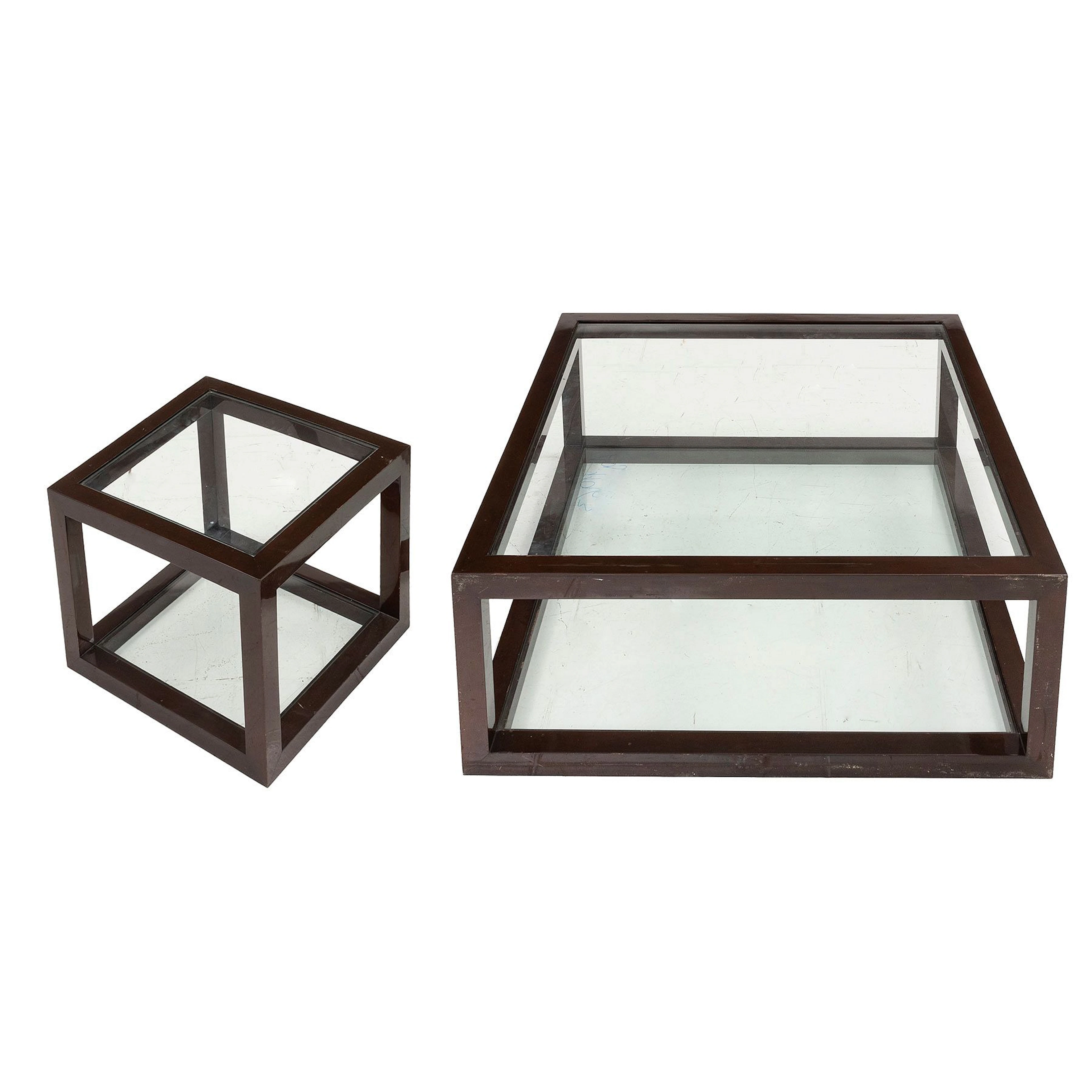 JUEGO DE MESA DE CENTRO Y LATERAL, SXX. Estructura en madera laqueada.