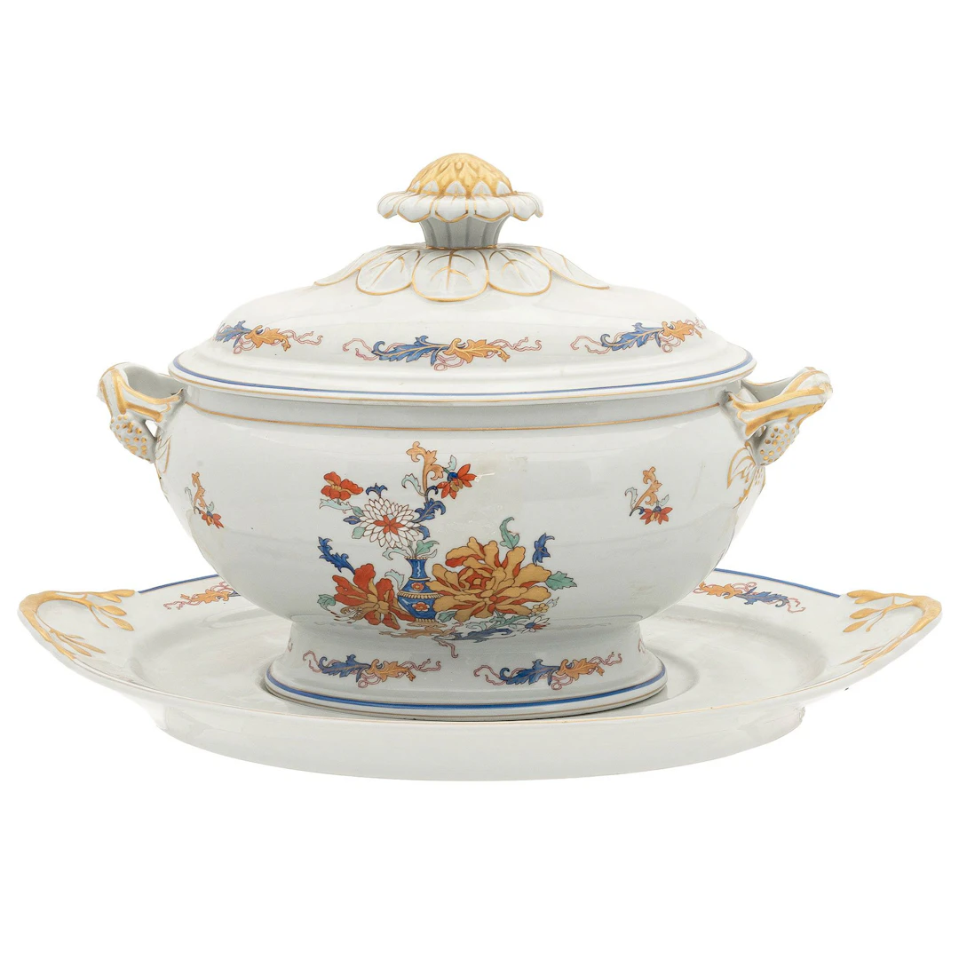 SOPERA CON PLATÓN PORTUGAL, SIGLO XX Elaborados en porcelana policromada