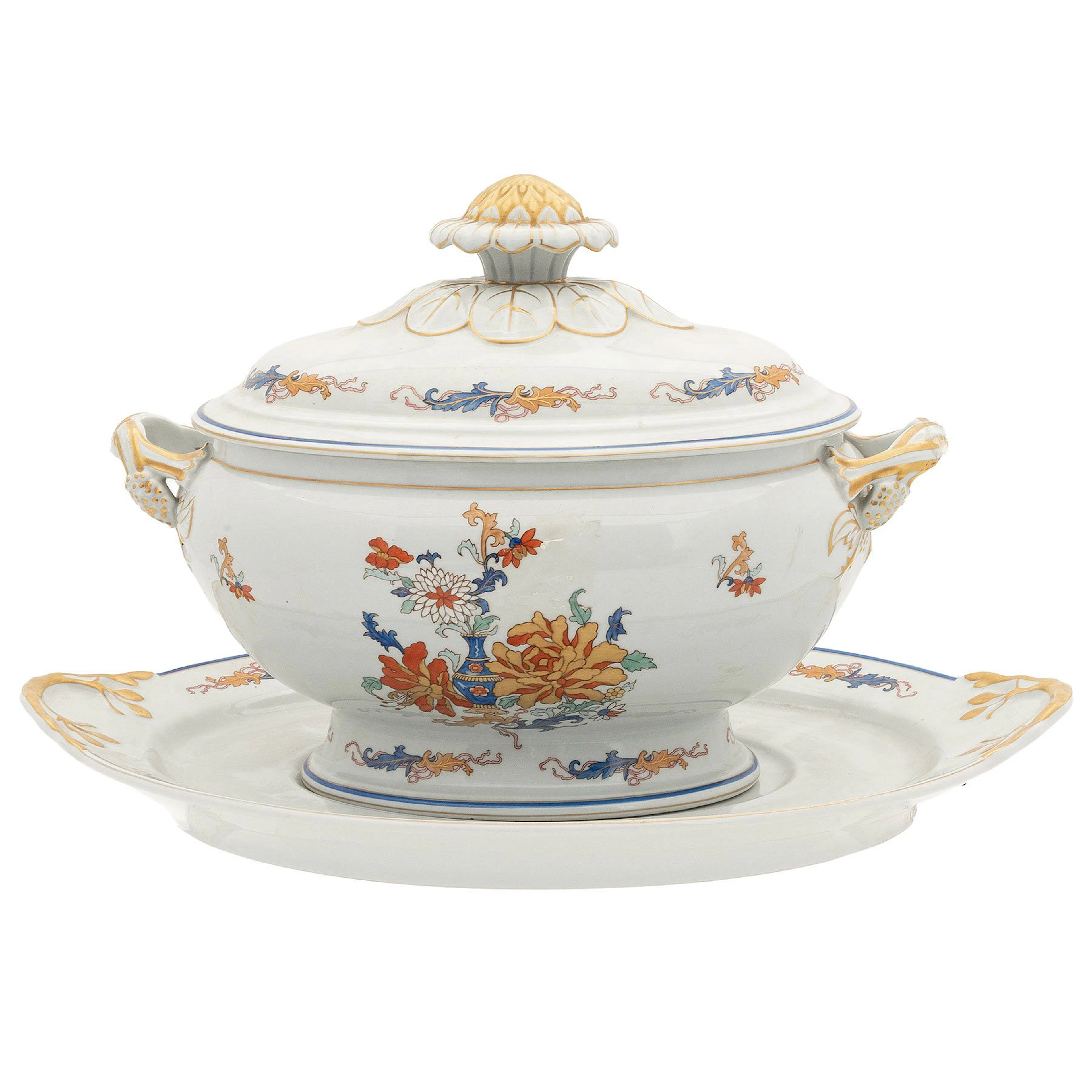 SOPERA CON PLATÓN PORTUGAL, SIGLO XX Elaborados en porcelana policromada