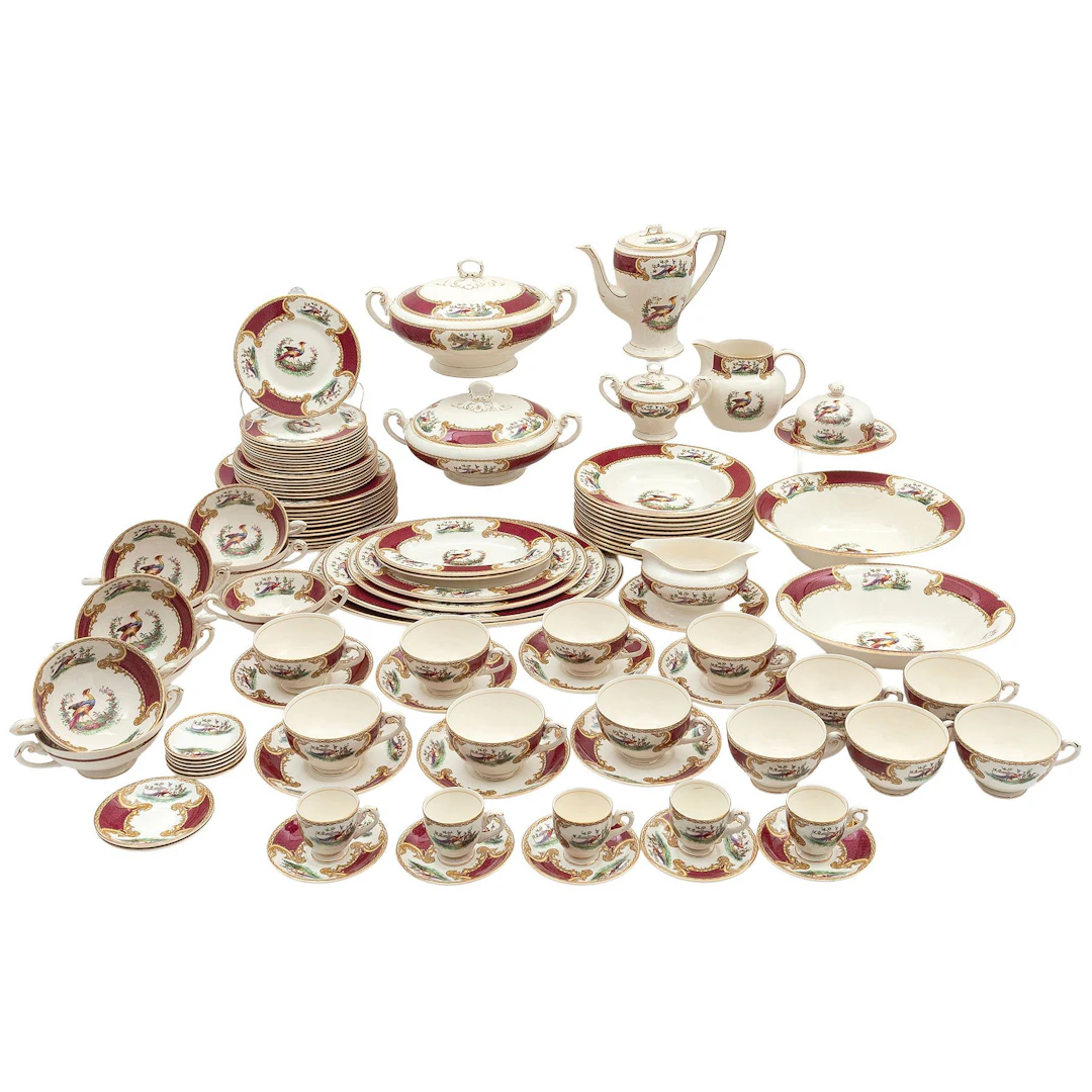 SERVICIO DE VAJILLA INGLATERRA, SIGLO XX Elaborado en porcelana esmaltada