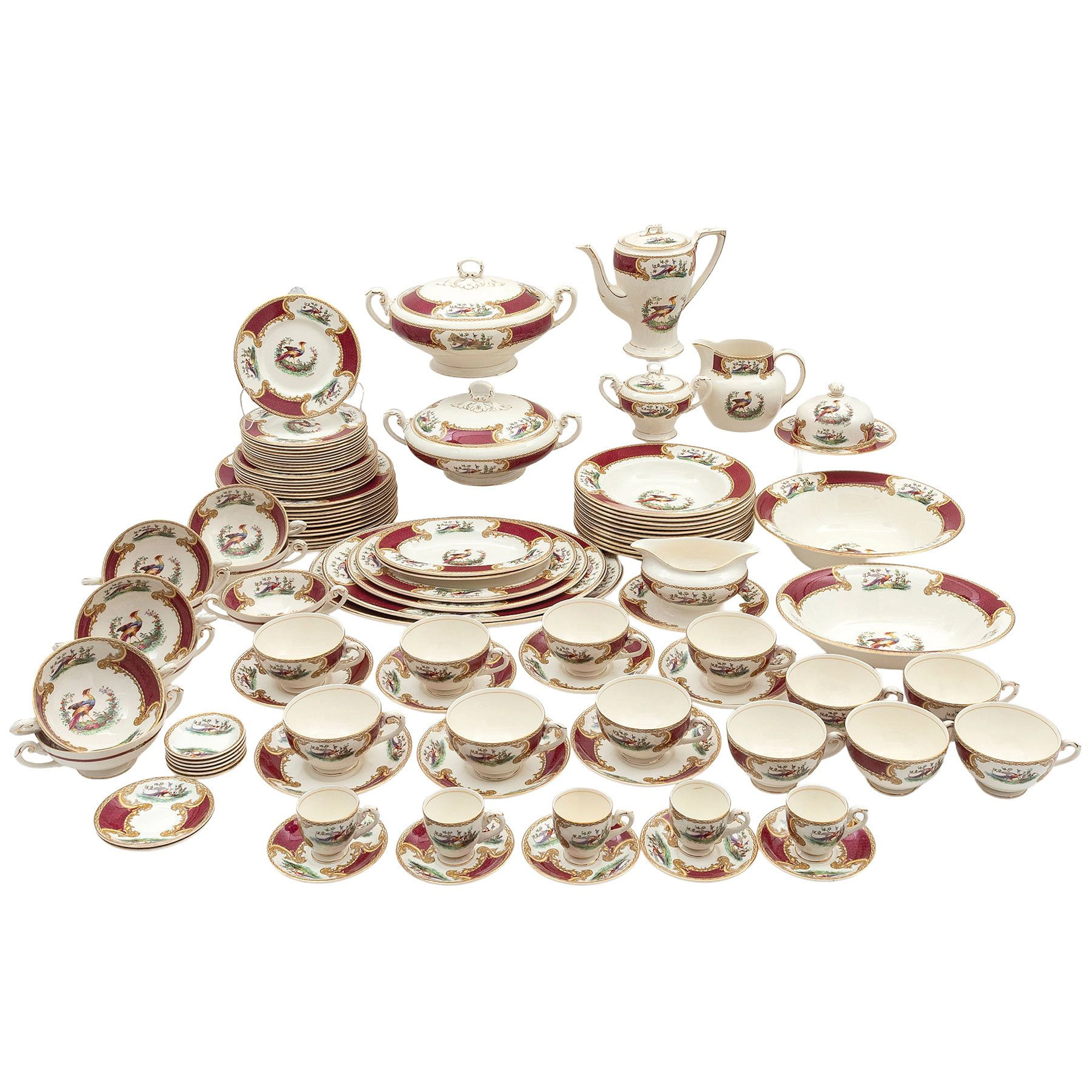 SERVICIO DE VAJILLA INGLATERRA, SIGLO XX Elaborado en porcelana esmaltada