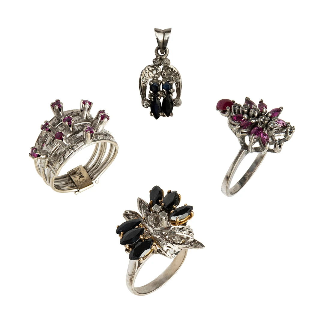 TRES ANILLOS Y UN PENDIENTE CON RUBÍES, ZAFIROS, DIAMANTES Y CIRCONIAS