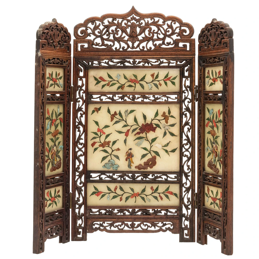 BIOMBO DE MESA.CHINA, SXX.Elaborado en madera tallada y calada, con