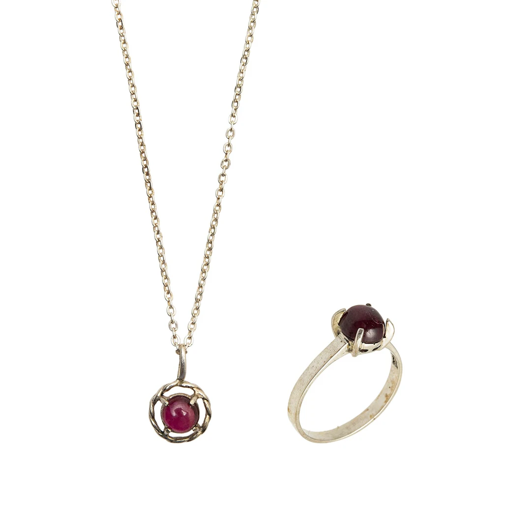COLLAR, PENDIENTE Y ANILLO CON RUBÍES EN PLATA