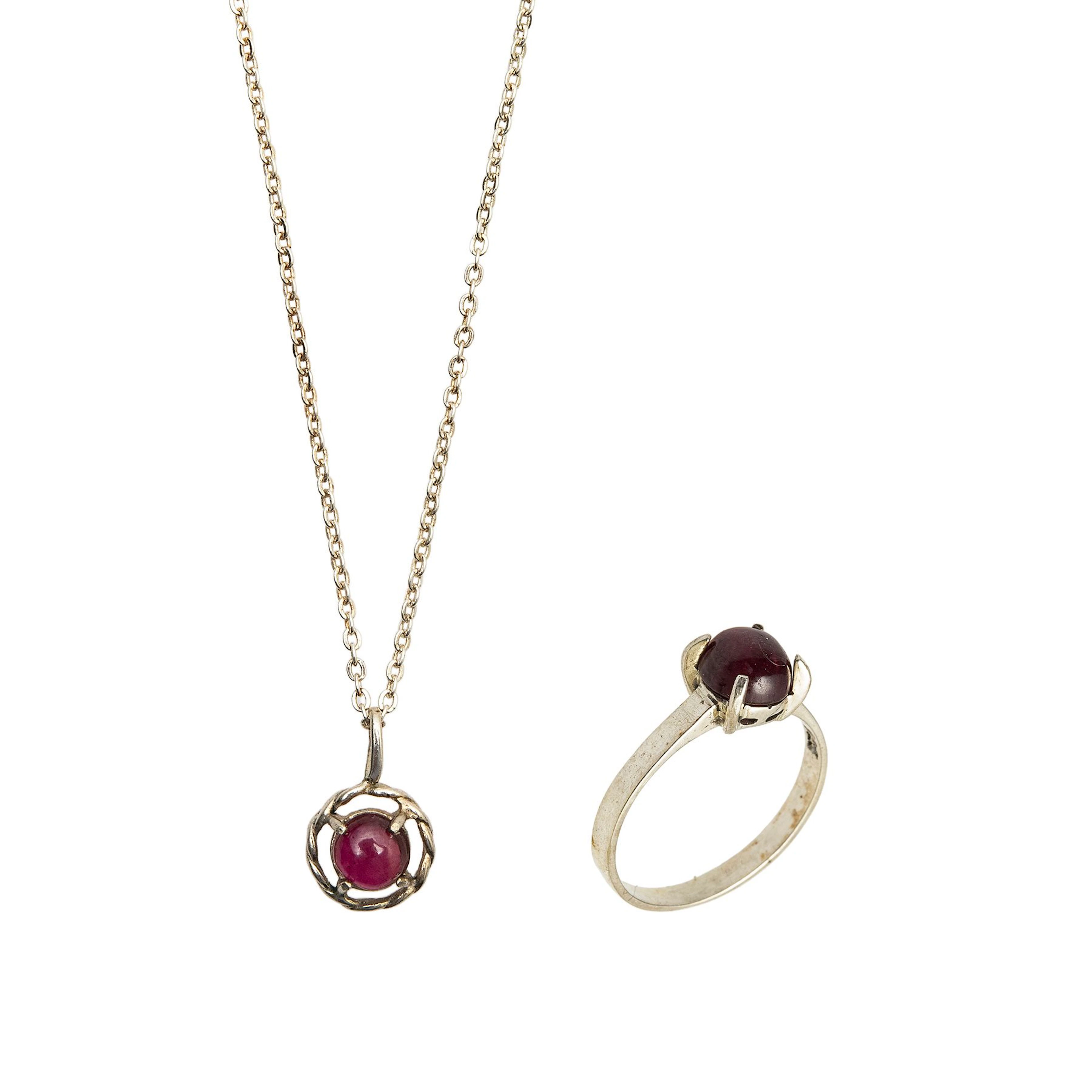 COLLAR, PENDIENTE Y ANILLO CON RUBÍES EN PLATA