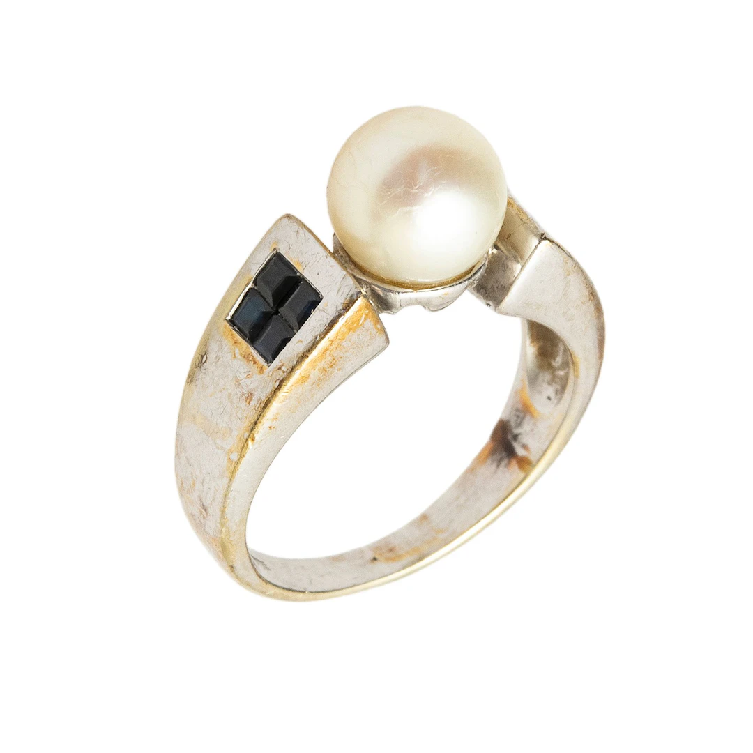ANILLO CON ZAFIROS Y PERLA CULTIVADA EN ORO BLANCO DE 14K