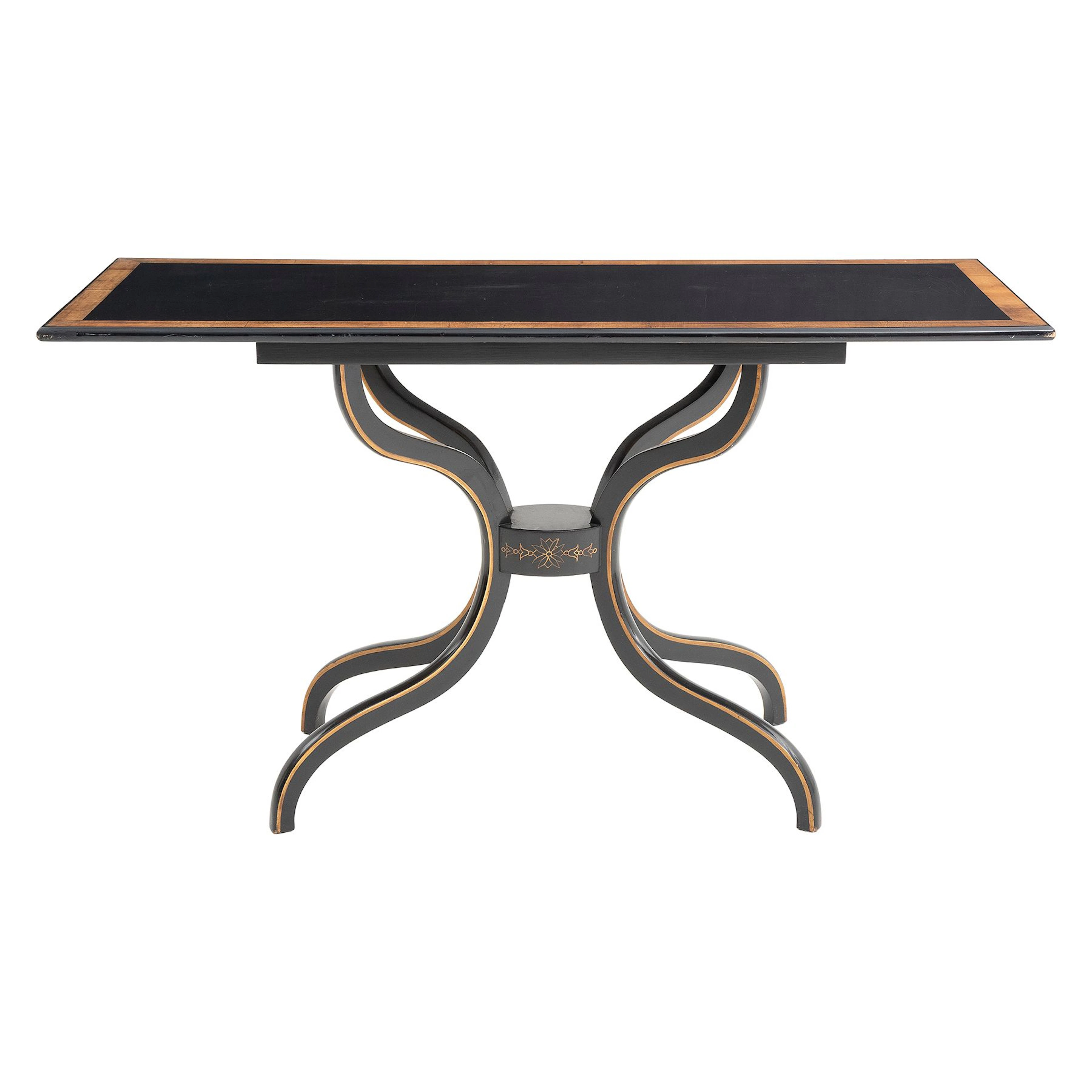 MESA THONET, SXX. Estilo Austriaco. En madera ebonizada. Cubierta
