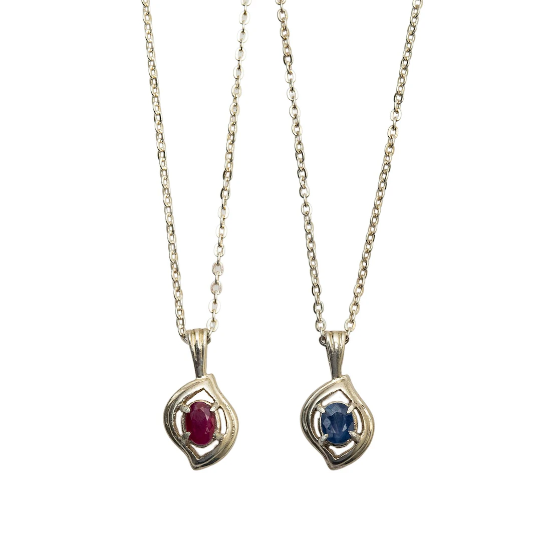 COLLAR, GARGANTILLA Y PENDIENTES CON RUBÍ Y ZAFIRO EN PLATA