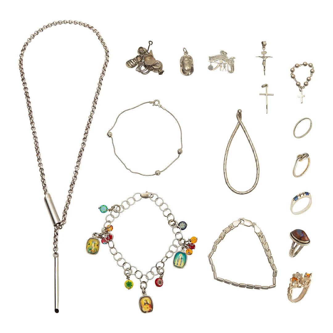 LOTE DE PIEZAS DE JOYERÍA CON ESMALTE Y SIMULANTES EN PLATA .925