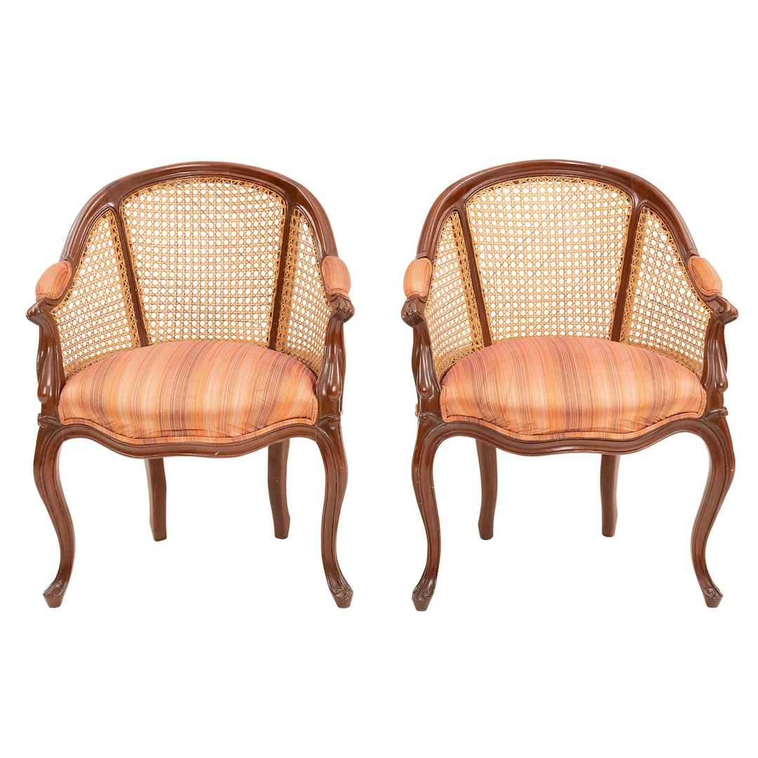 PAR DE SILLONES, SXX. Estructura de madera. Respaldos curvos con bejuco