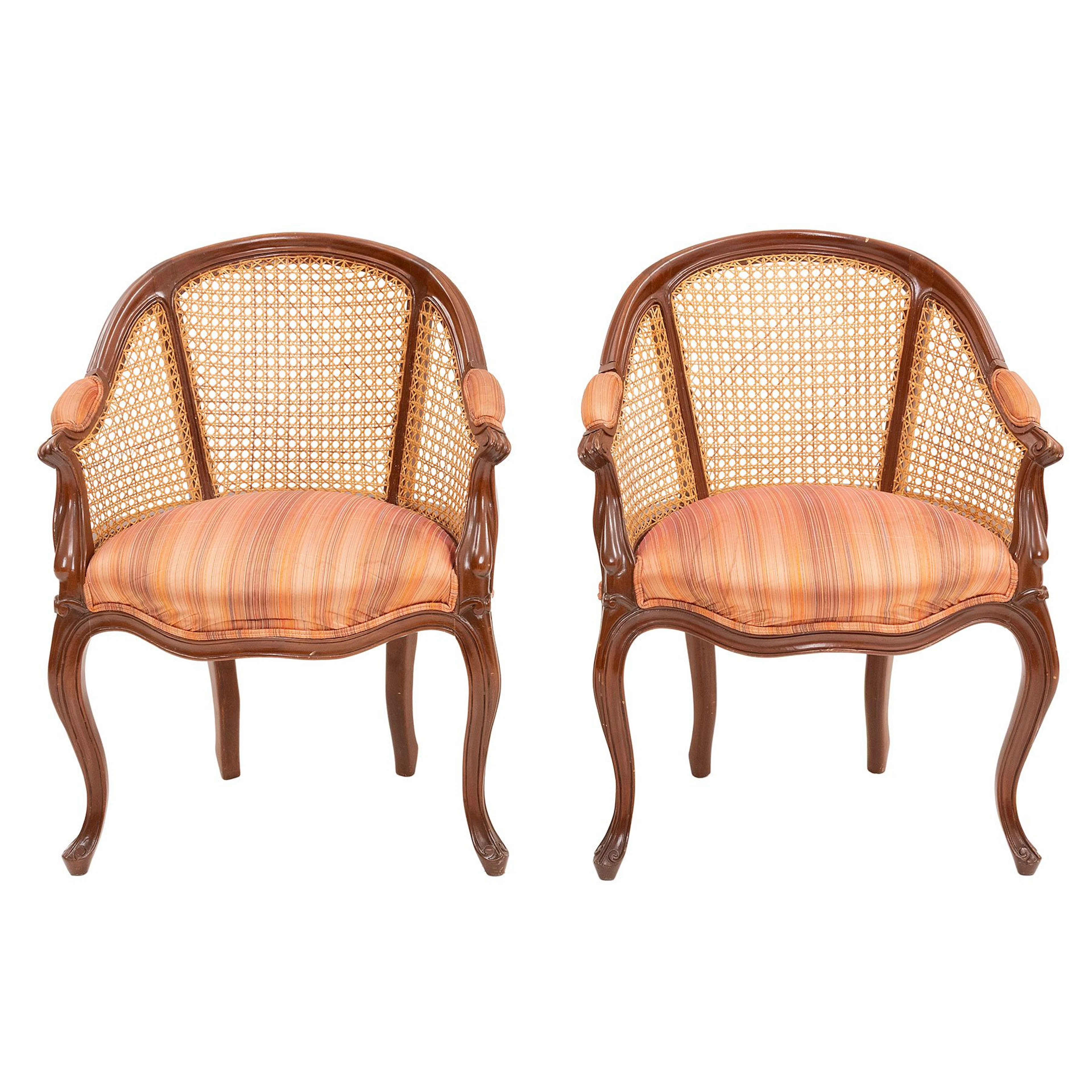 PAR DE SILLONES, SXX. Estructura de madera. Respaldos curvos con bejuco