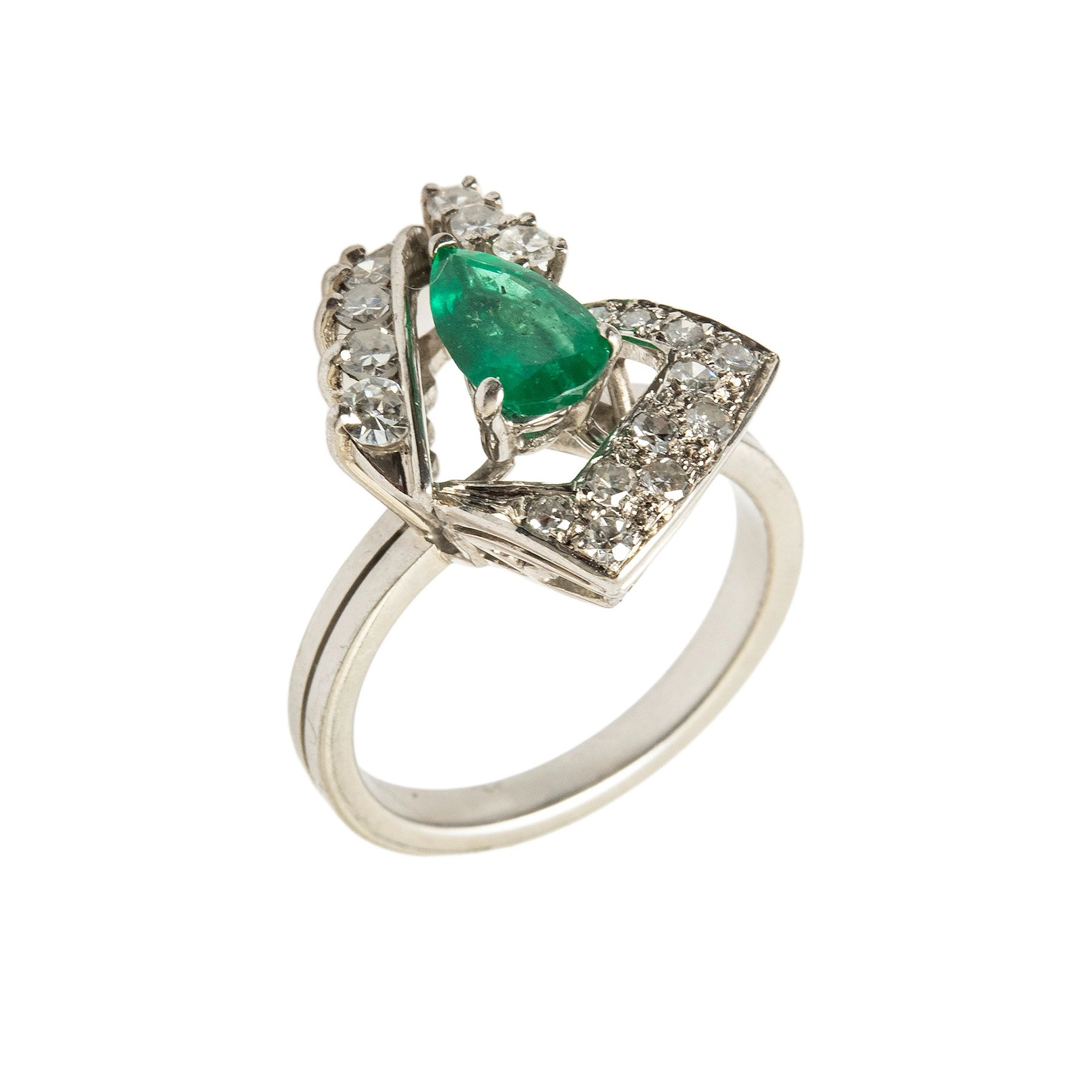 ANILLO CON ESMERALDA Y DIAMANTES EN ORO BLANCO LEY BAJA