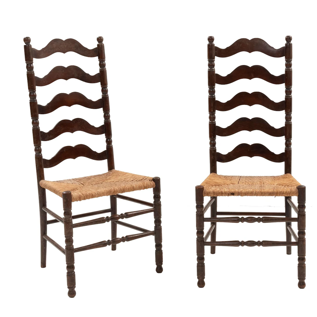 PAR DE SILLAS, SXX. Estilo Provenzal. En madera laqueada. Respaldos