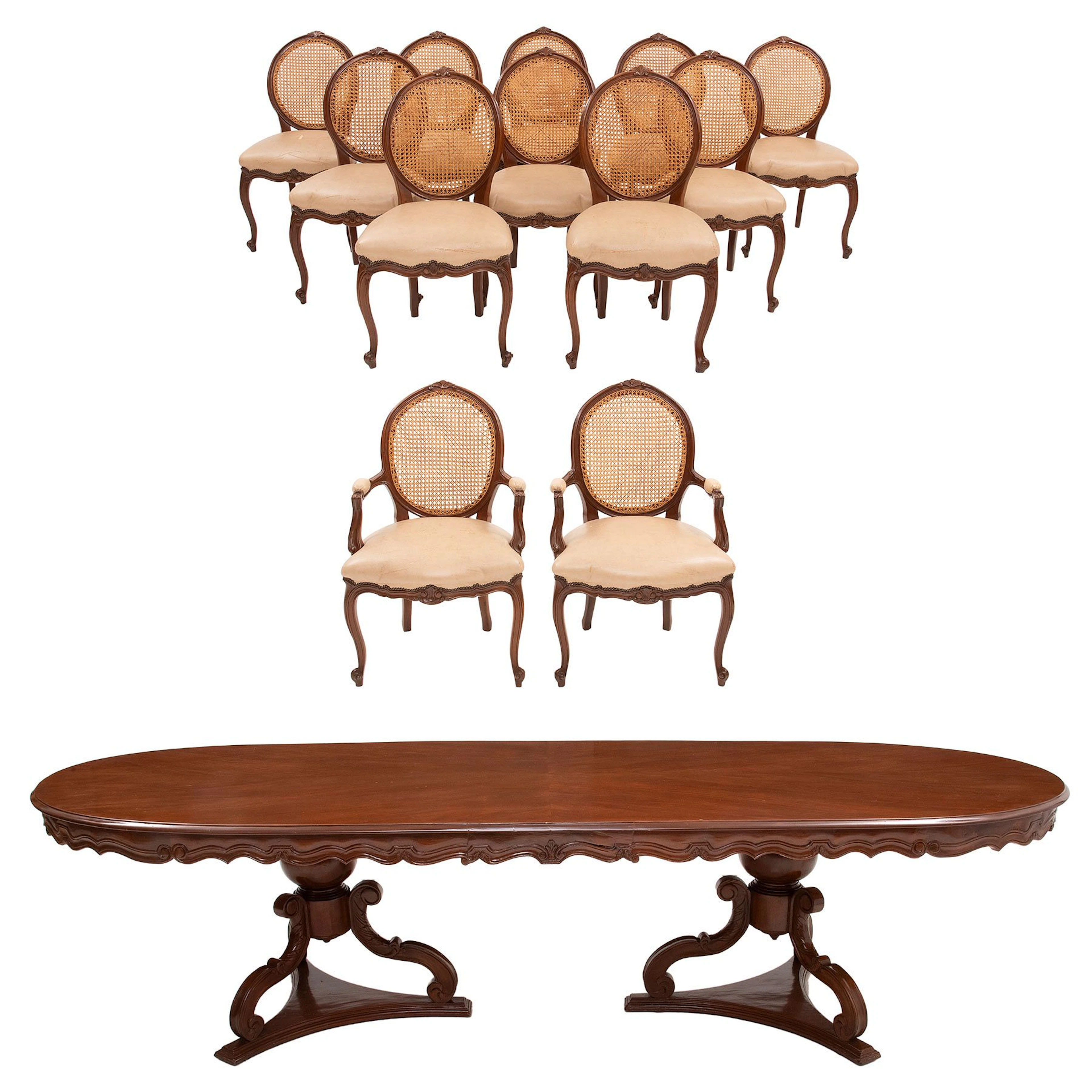 MESA DE COMEDOR CON 10 SILLAS Y 2 SILLONES, SXX. En madera enchapada.